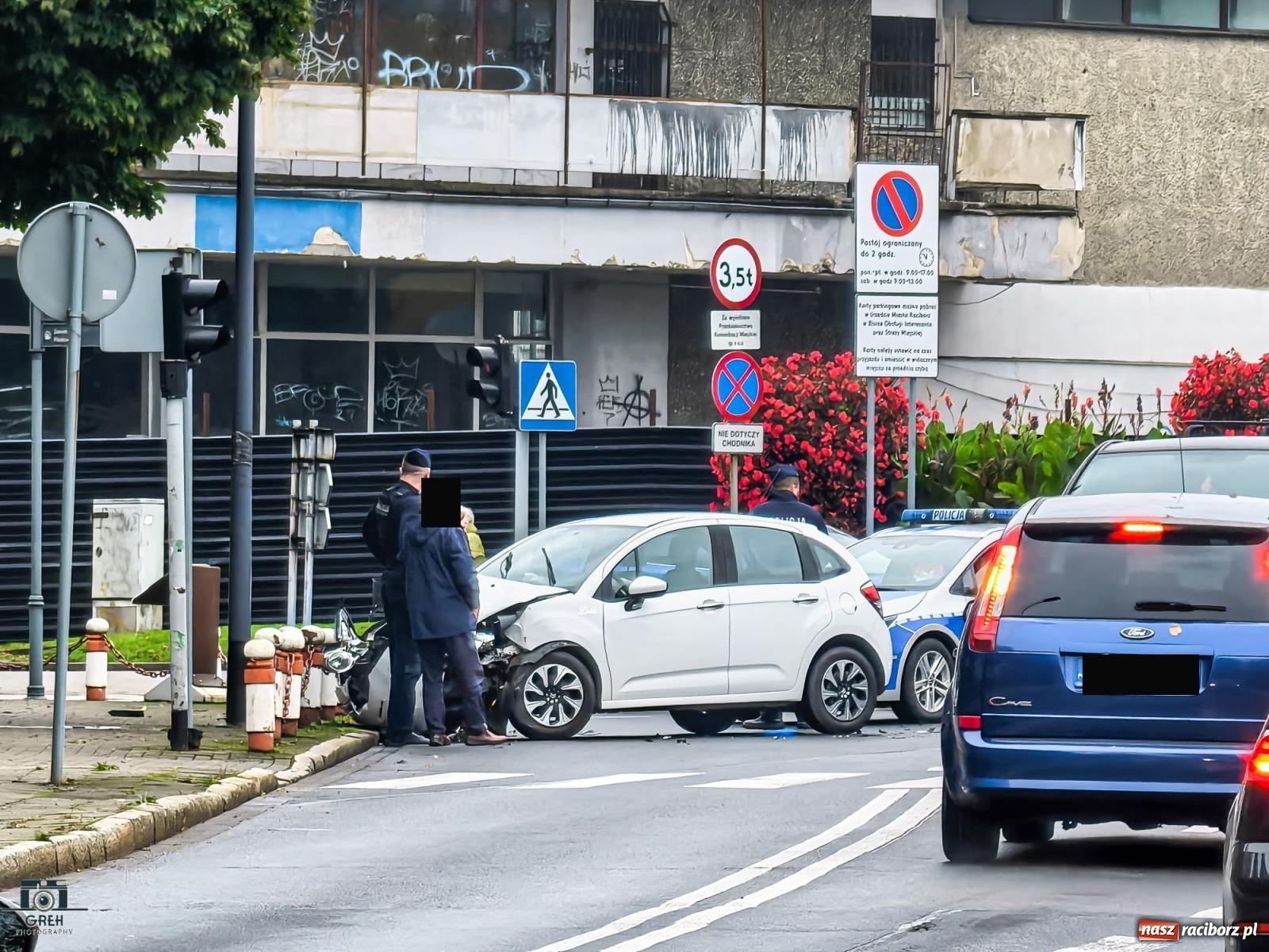 Zdjęcie w galerii na portalu naszraciborz.pl: Citroen i toyota zderzyły się na skrzyżowaniu przy sądzie [FOTO] wiadomości z regionu