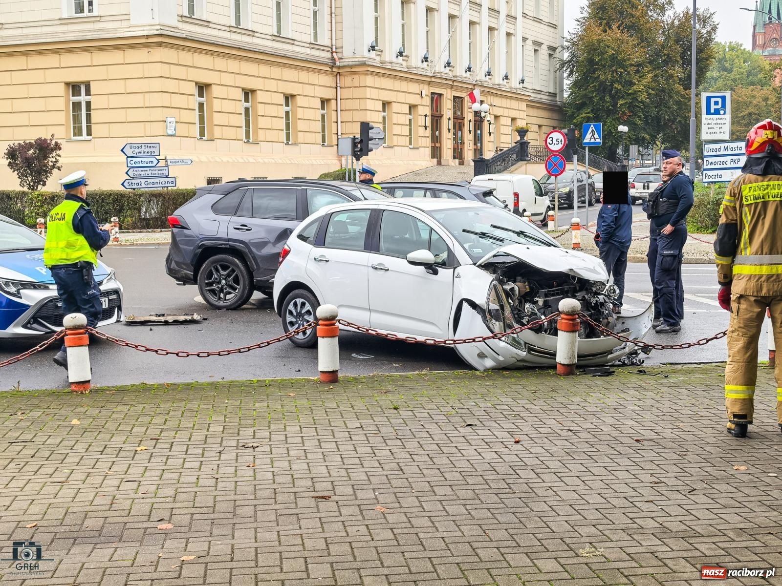 Zdjęcie w galerii na portalu naszraciborz.pl: Citroen i toyota zderzyły się na skrzyżowaniu przy sądzie [FOTO] wiadomości z regionu