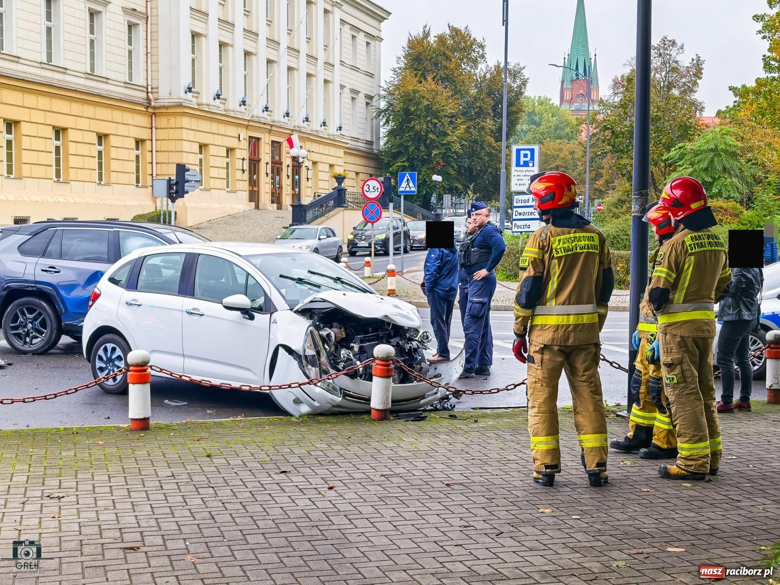 Zdjęcie w galerii na portalu naszraciborz.pl: Citroen i toyota zderzyły się na skrzyżowaniu przy sądzie [FOTO] wiadomości z regionu