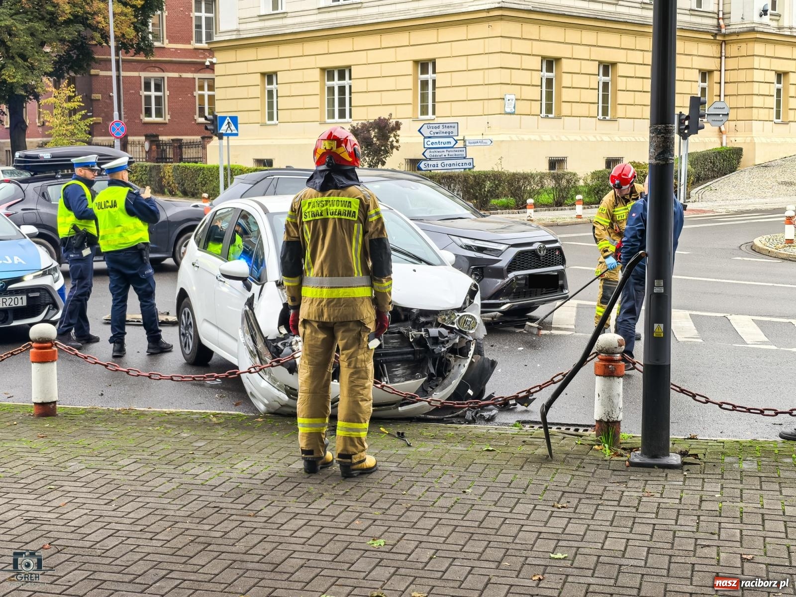 Zdjęcie w galerii na portalu naszraciborz.pl: Citroen i toyota zderzyły się na skrzyżowaniu przy sądzie [FOTO] wiadomości z regionu