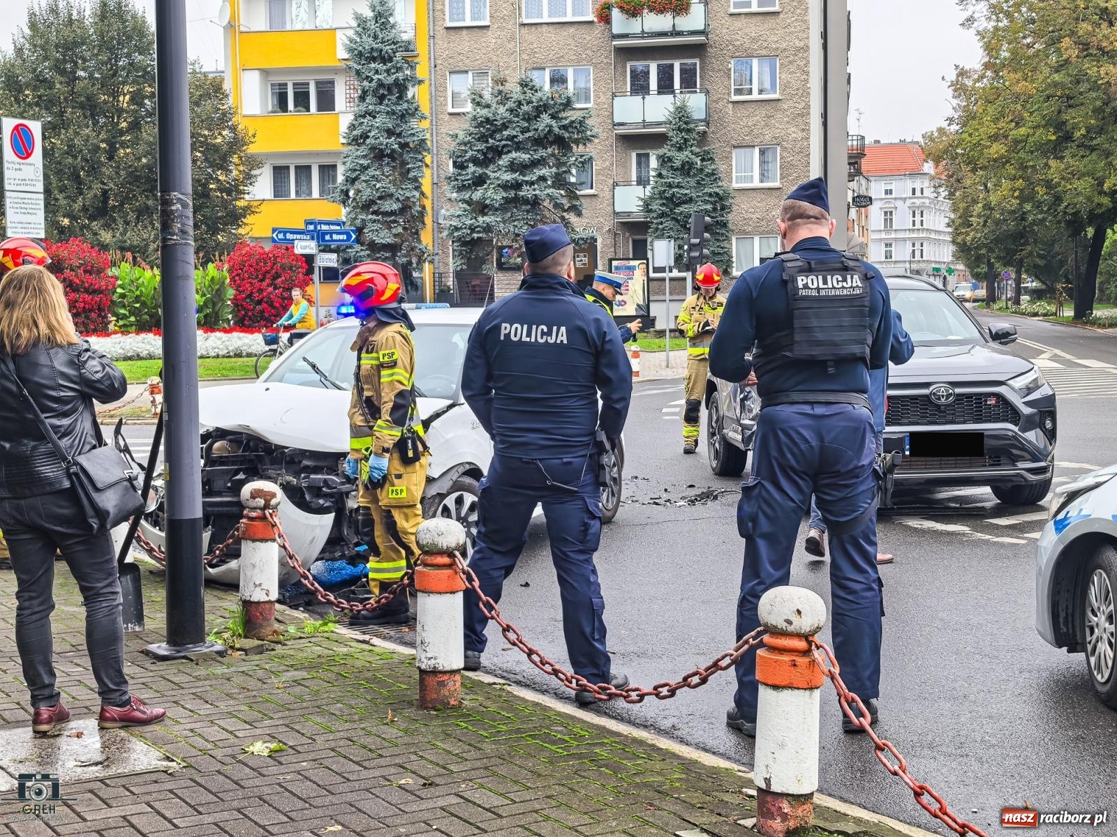 Zdjęcie w galerii na portalu naszraciborz.pl: Citroen i toyota zderzyły się na skrzyżowaniu przy sądzie [FOTO] wiadomości z regionu