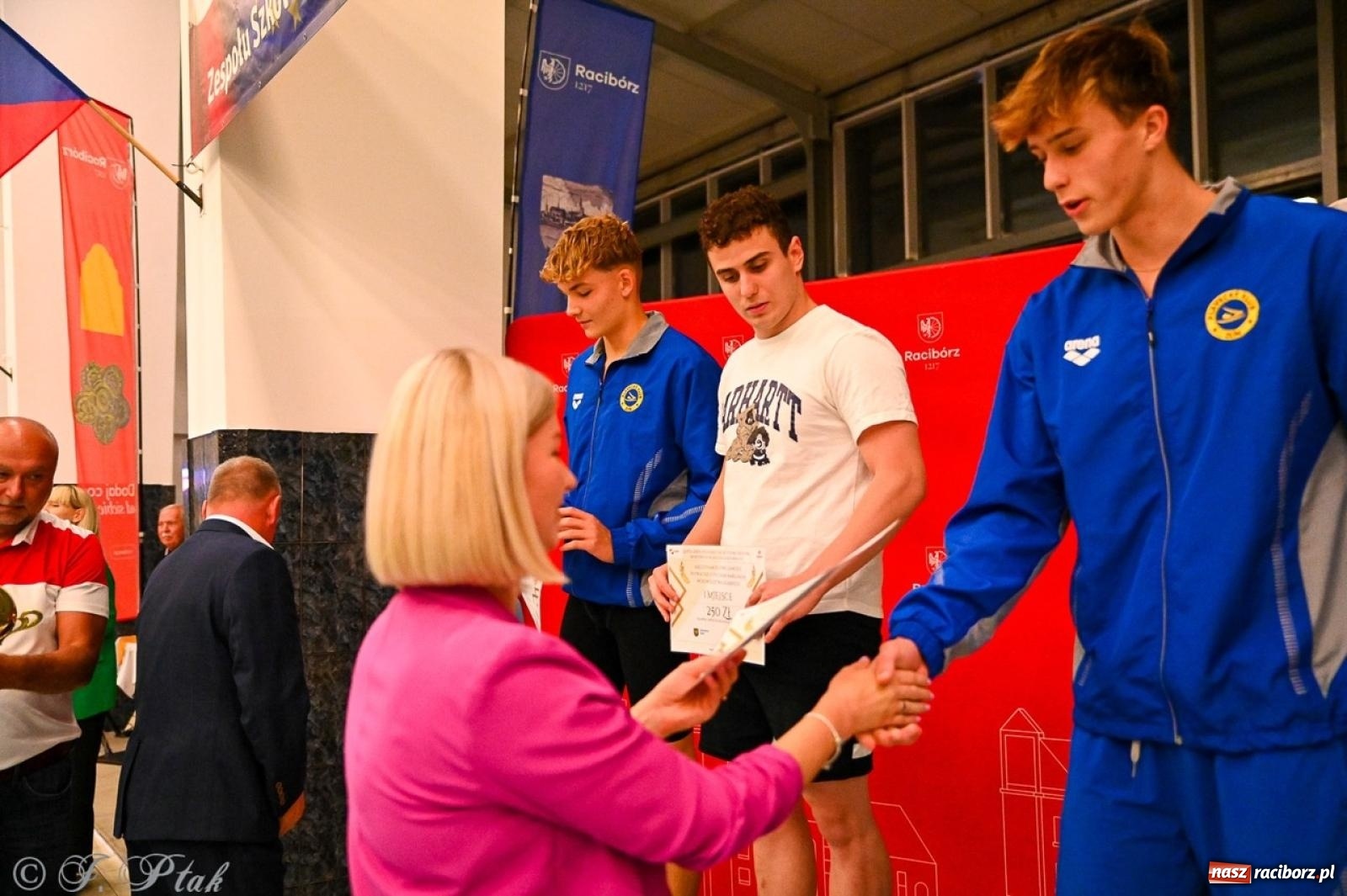 Zdjęcie w galerii na portalu naszraciborz.pl: Rywalizacja pływacka o Puchar Marszałka Województwa Śląskiego na krótkim basenie w Raciborzu wiadomości z regionu