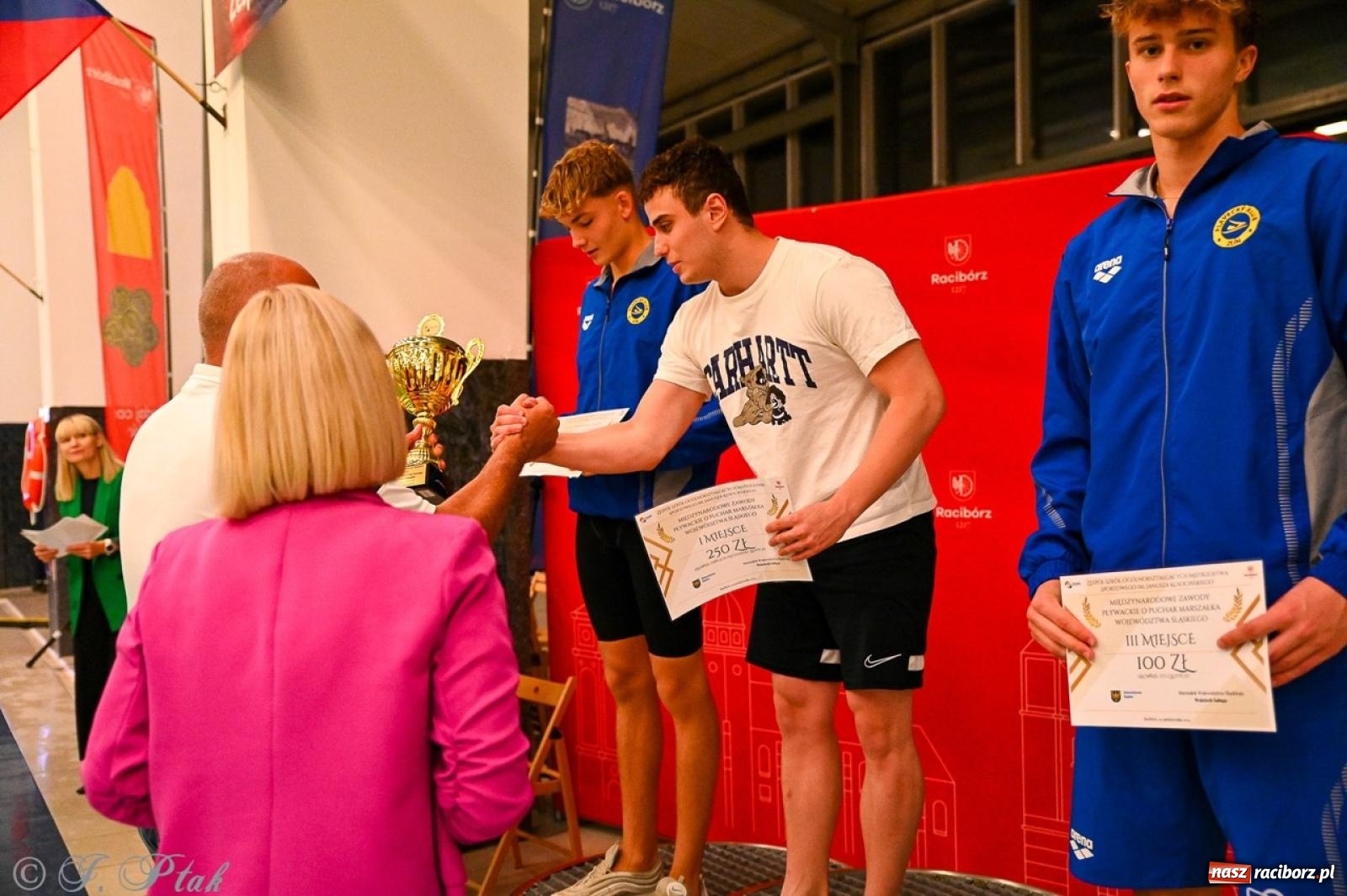 Zdjęcie w galerii na portalu naszraciborz.pl: Rywalizacja pływacka o Puchar Marszałka Województwa Śląskiego na krótkim basenie w Raciborzu wiadomości z regionu
