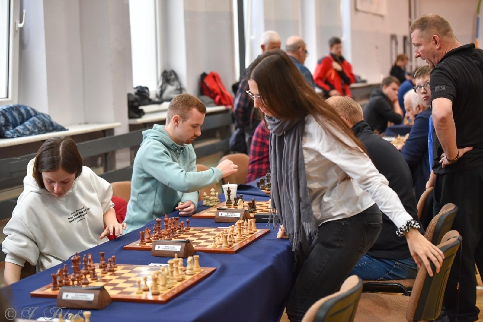 Zdjęcie w galerii na portalu naszraciborz.pl: V Międzynarodowy Memoriał Szachowy Alfreda Chrobaka – Zacięta rywalizacja w Raciborzu wiadomości z regionu