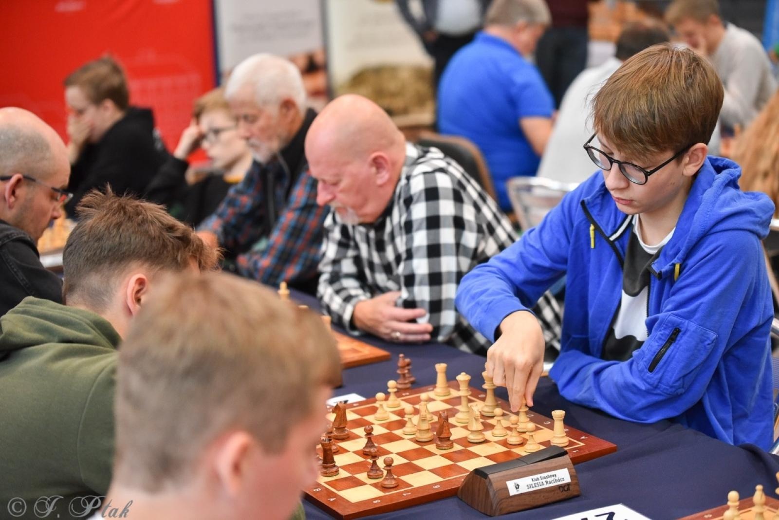 Zdjęcie w galerii na portalu naszraciborz.pl: V Międzynarodowy Memoriał Szachowy Alfreda Chrobaka – Zacięta rywalizacja w Raciborzu wiadomości z regionu