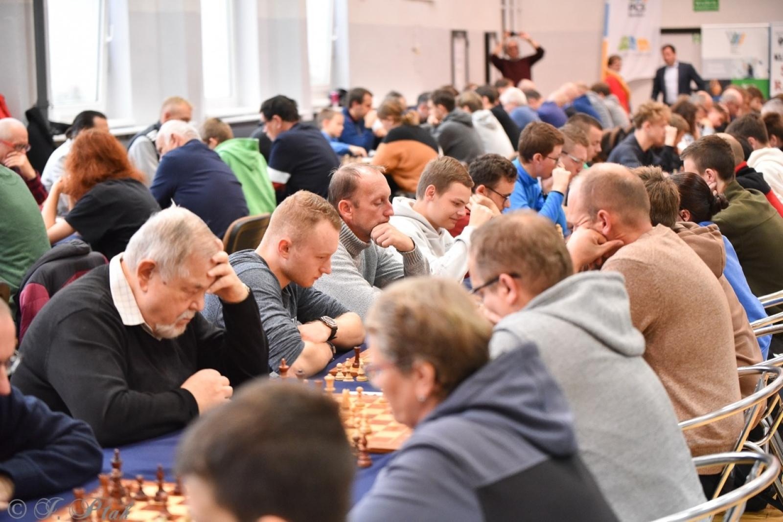 Zdjęcie w galerii na portalu naszraciborz.pl: V Międzynarodowy Memoriał Szachowy Alfreda Chrobaka – Zacięta rywalizacja w Raciborzu wiadomości z regionu