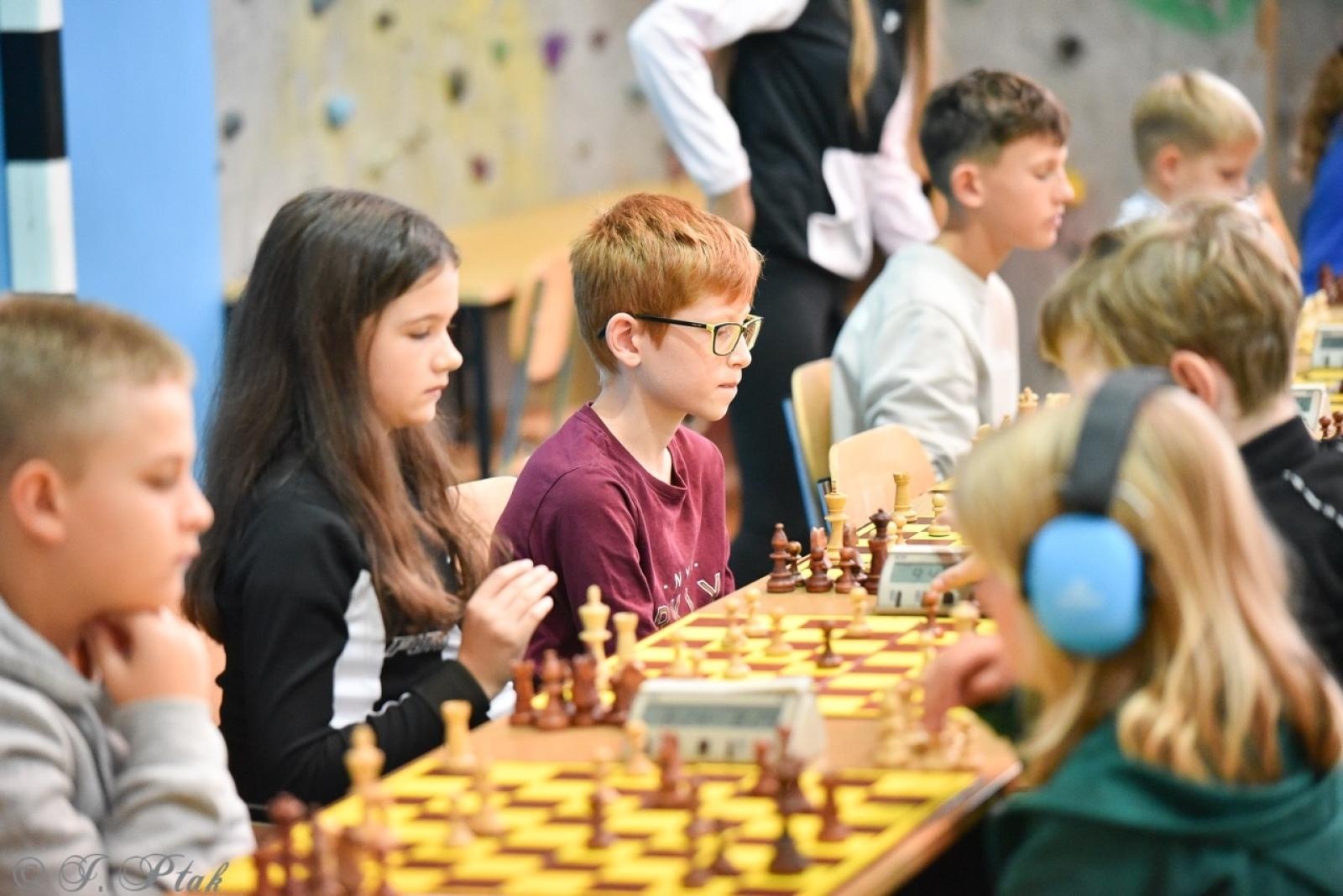 Zdjęcie w galerii na portalu naszraciborz.pl: V Międzynarodowy Memoriał Szachowy Alfreda Chrobaka – Zacięta rywalizacja w Raciborzu wiadomości z regionu