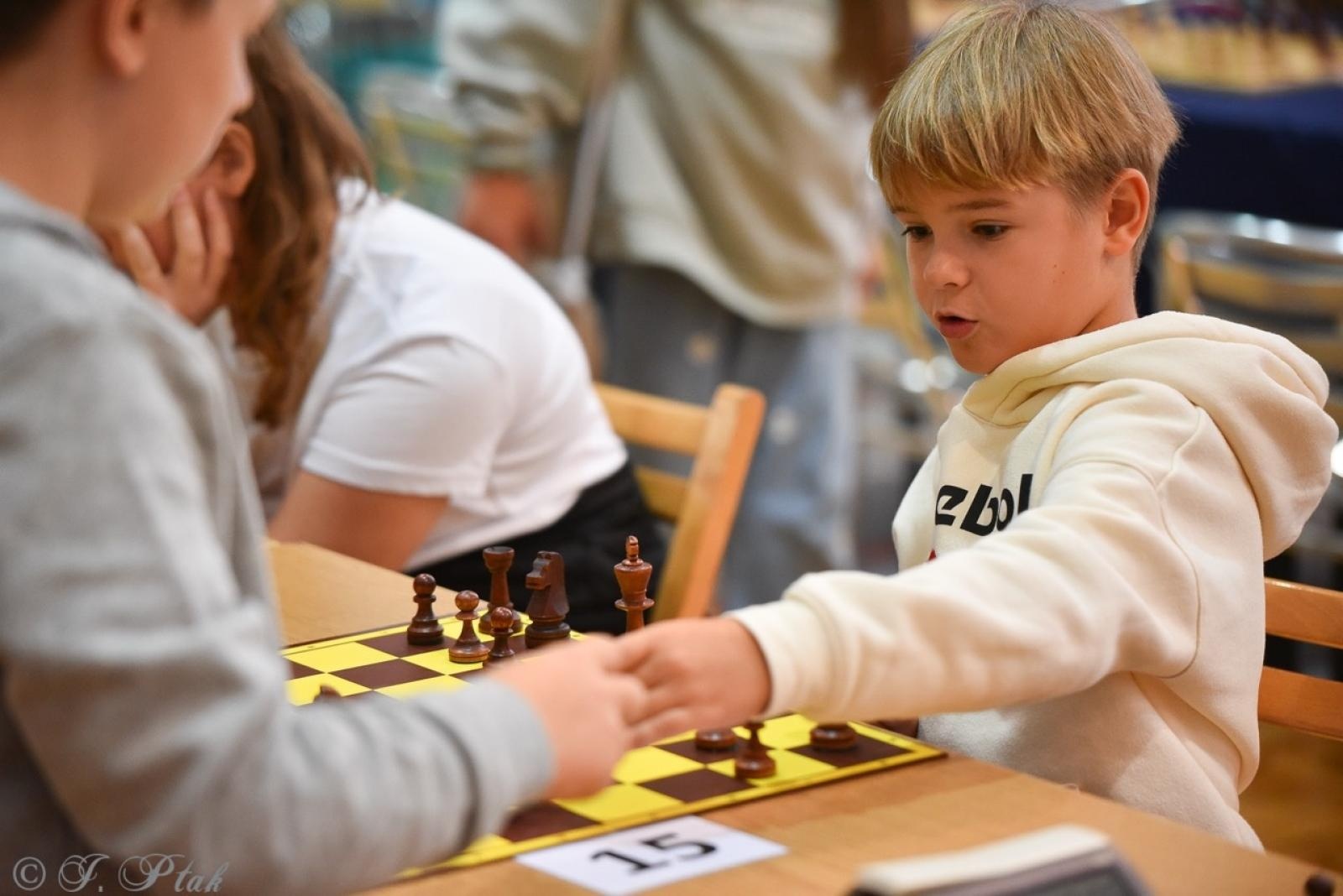 Zdjęcie w galerii na portalu naszraciborz.pl: V Międzynarodowy Memoriał Szachowy Alfreda Chrobaka – Zacięta rywalizacja w Raciborzu wiadomości z regionu