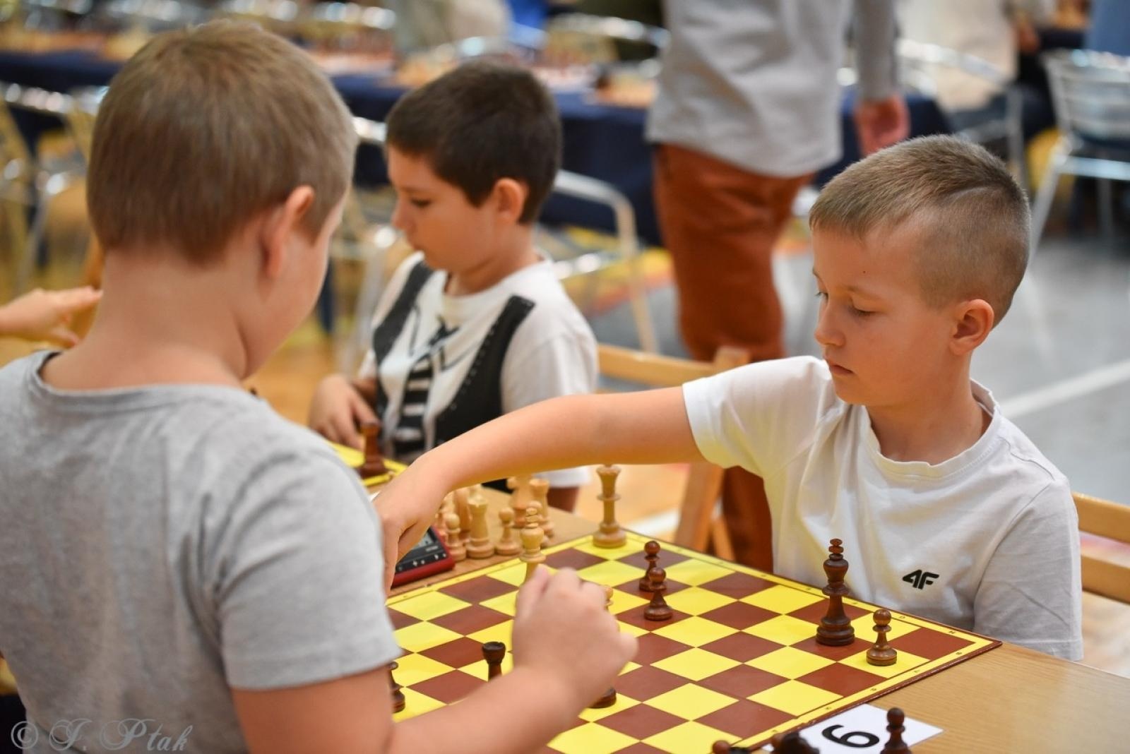 Zdjęcie w galerii na portalu naszraciborz.pl: V Międzynarodowy Memoriał Szachowy Alfreda Chrobaka – Zacięta rywalizacja w Raciborzu wiadomości z regionu