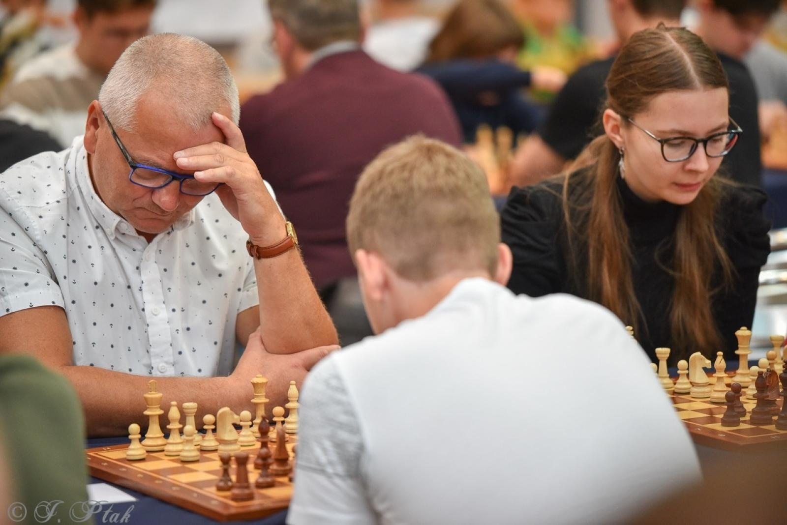Zdjęcie w galerii na portalu naszraciborz.pl: V Międzynarodowy Memoriał Szachowy Alfreda Chrobaka – Zacięta rywalizacja w Raciborzu wiadomości z regionu
