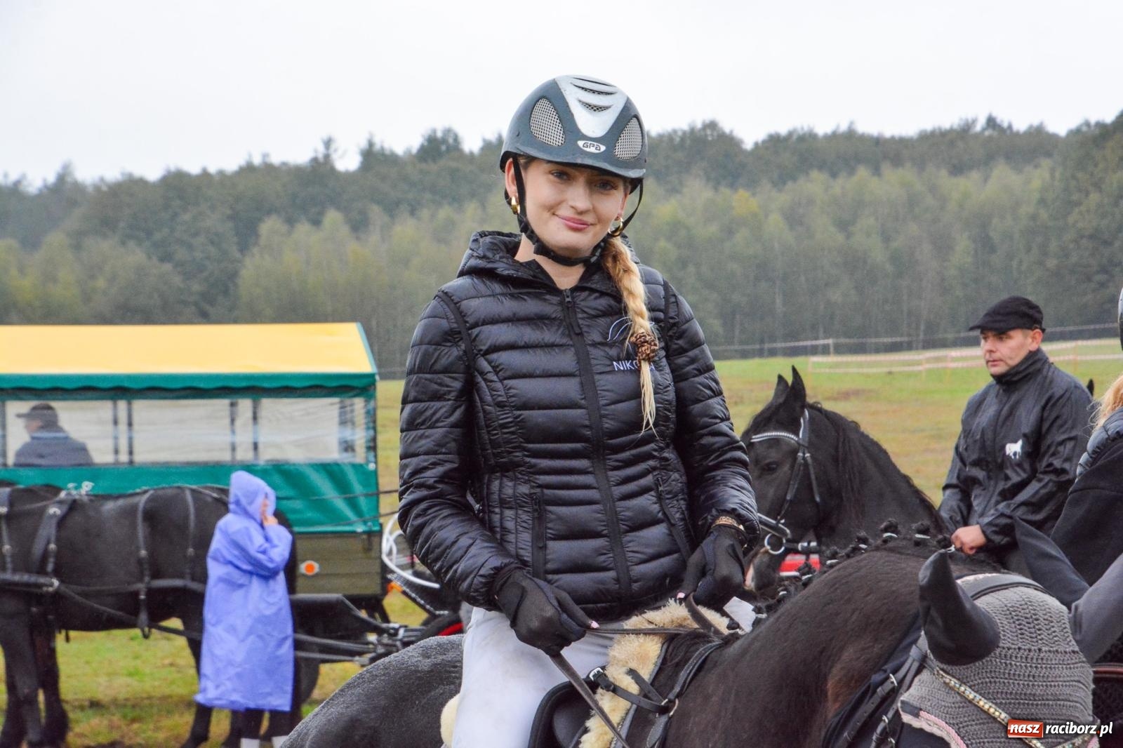 Zdjęcie w galerii na portalu naszraciborz.pl: Piknik Świętego Huberta w Łańcach: tradycja, przygoda i pasja w deszczowej scenerii wiadomości z regionu