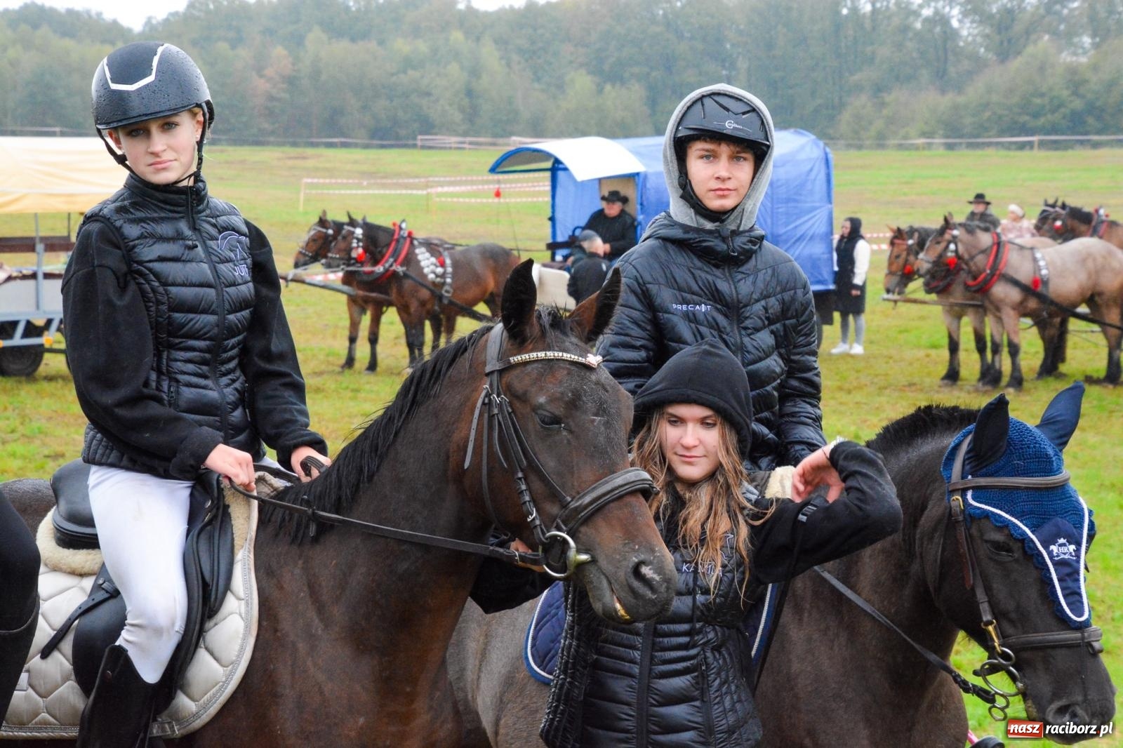 Zdjęcie w galerii na portalu naszraciborz.pl: Piknik Świętego Huberta w Łańcach: tradycja, przygoda i pasja w deszczowej scenerii wiadomości z regionu