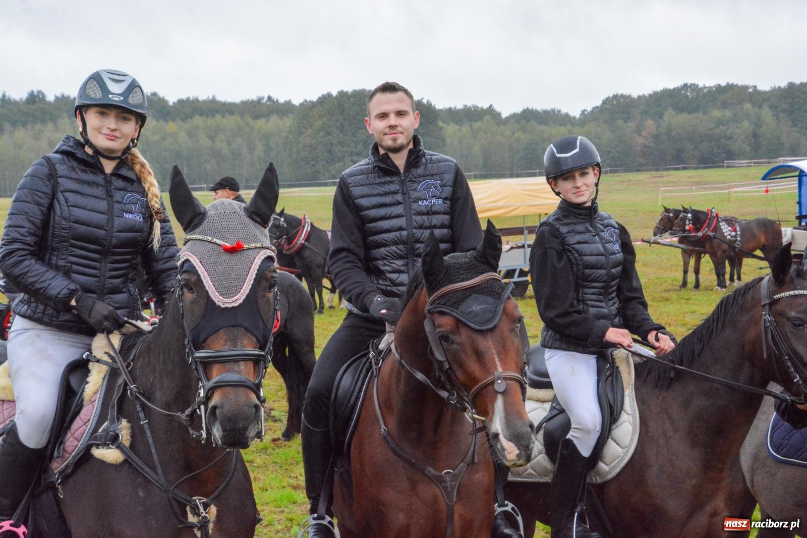 Zdjęcie w galerii na portalu naszraciborz.pl: Piknik Świętego Huberta w Łańcach: tradycja, przygoda i pasja w deszczowej scenerii wiadomości z regionu