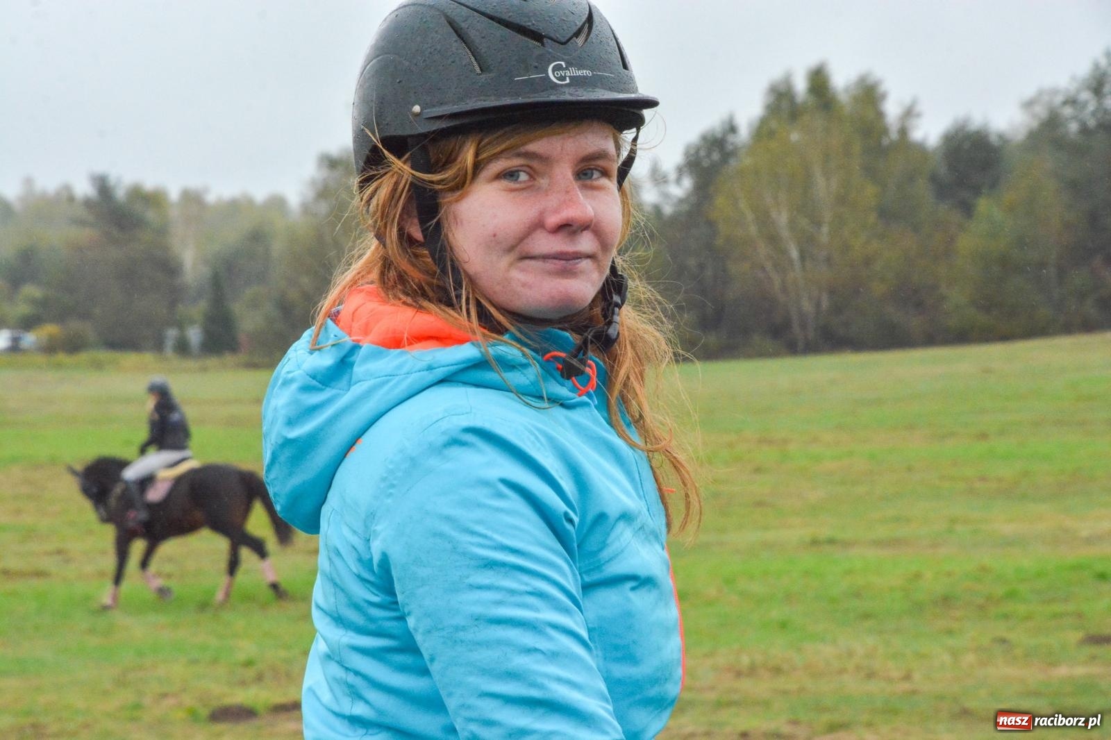 Zdjęcie w galerii na portalu naszraciborz.pl: Piknik Świętego Huberta w Łańcach: tradycja, przygoda i pasja w deszczowej scenerii wiadomości z regionu