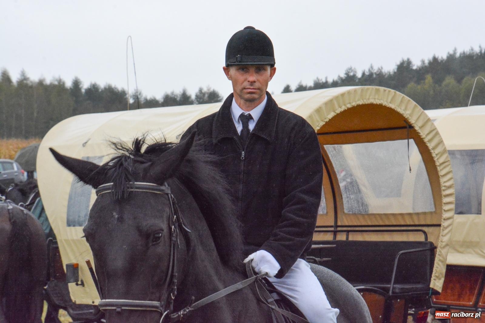 Zdjęcie w galerii na portalu naszraciborz.pl: Piknik Świętego Huberta w Łańcach: tradycja, przygoda i pasja w deszczowej scenerii wiadomości z regionu