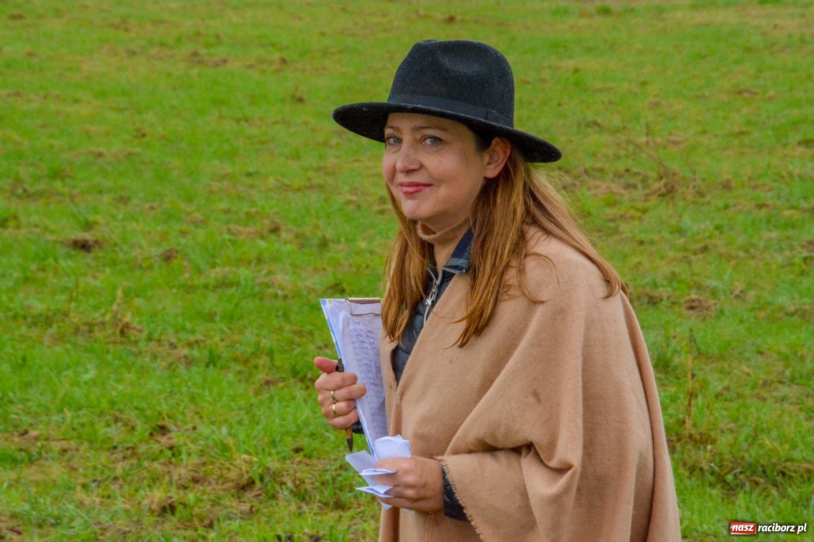 Zdjęcie w galerii na portalu naszraciborz.pl: Piknik Świętego Huberta w Łańcach: tradycja, przygoda i pasja w deszczowej scenerii wiadomości z regionu