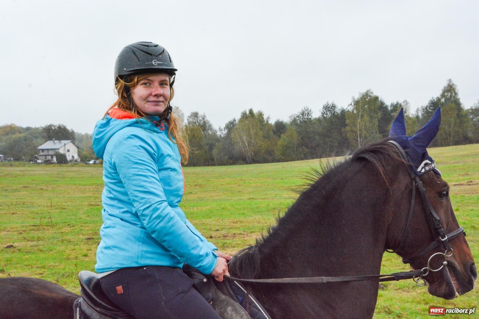 Zdjęcie w galerii na portalu naszraciborz.pl: Piknik Świętego Huberta w Łańcach: tradycja, przygoda i pasja w deszczowej scenerii wiadomości z regionu