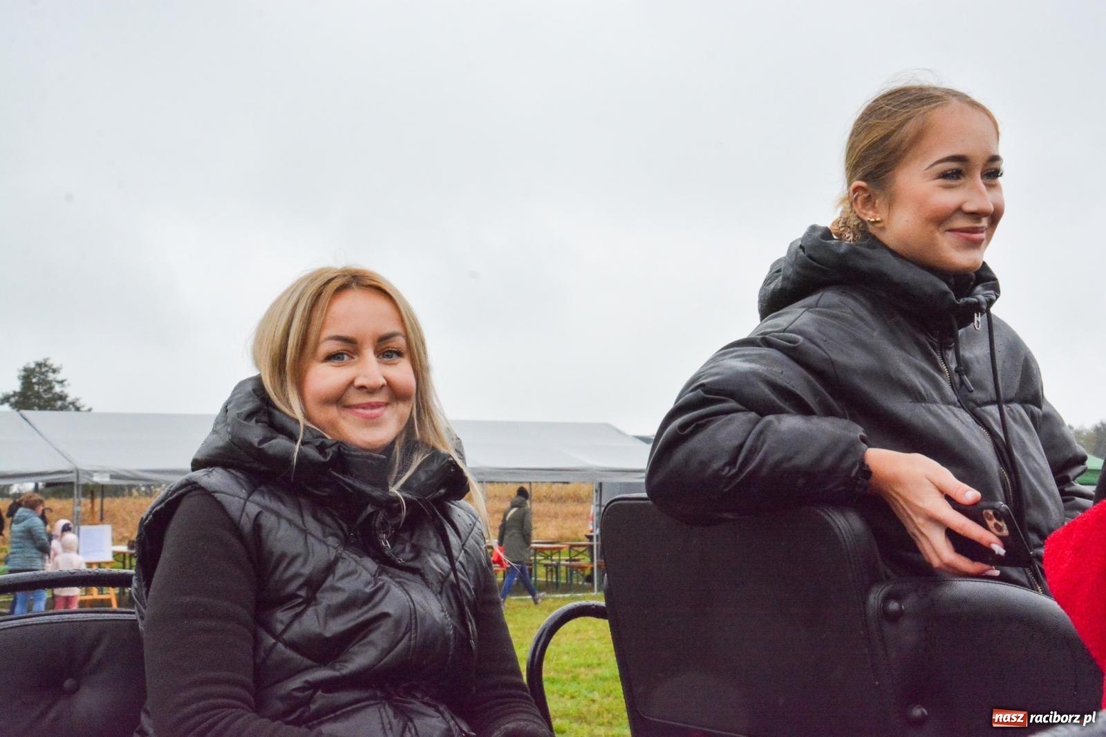 Zdjęcie w galerii na portalu naszraciborz.pl: Piknik Świętego Huberta w Łańcach: tradycja, przygoda i pasja w deszczowej scenerii wiadomości z regionu