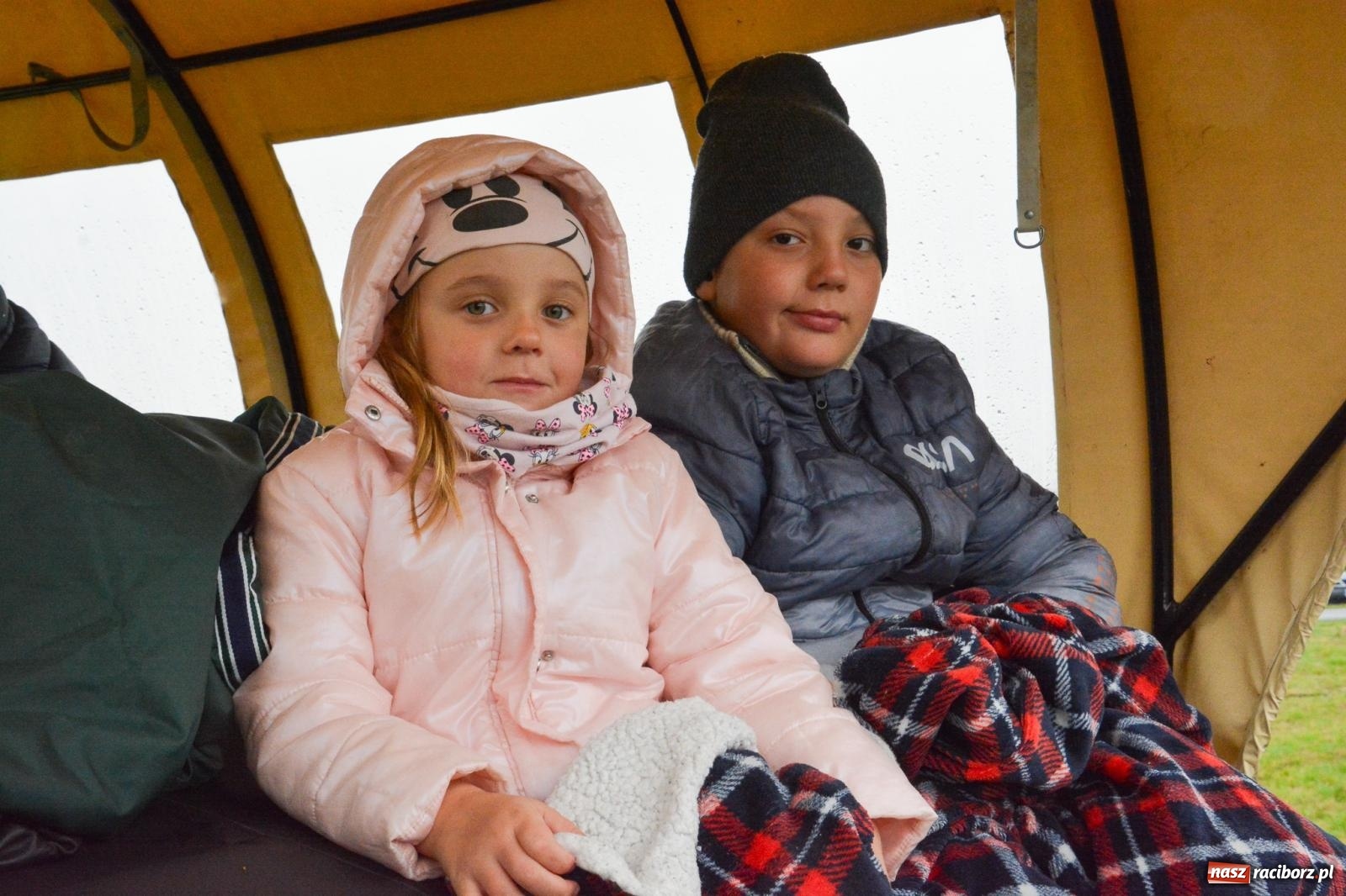 Zdjęcie w galerii na portalu naszraciborz.pl: Piknik Świętego Huberta w Łańcach: tradycja, przygoda i pasja w deszczowej scenerii wiadomości z regionu