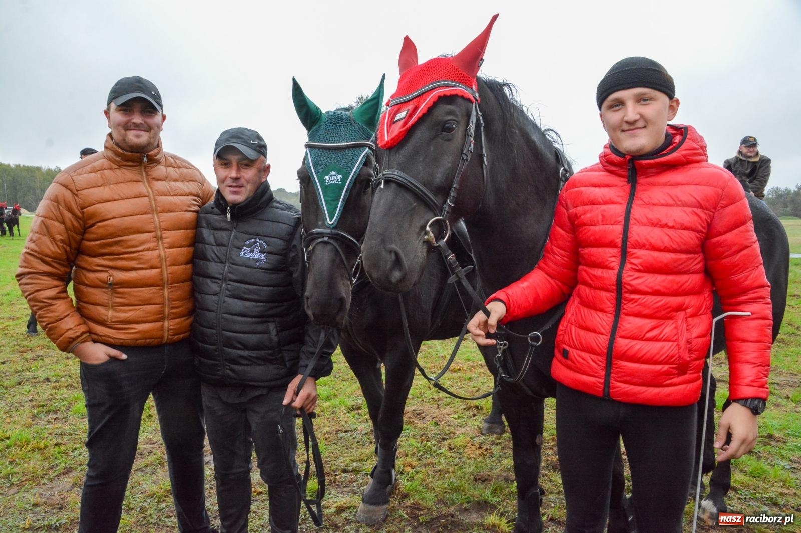 Zdjęcie w galerii na portalu naszraciborz.pl: Piknik Świętego Huberta w Łańcach: tradycja, przygoda i pasja w deszczowej scenerii wiadomości z regionu