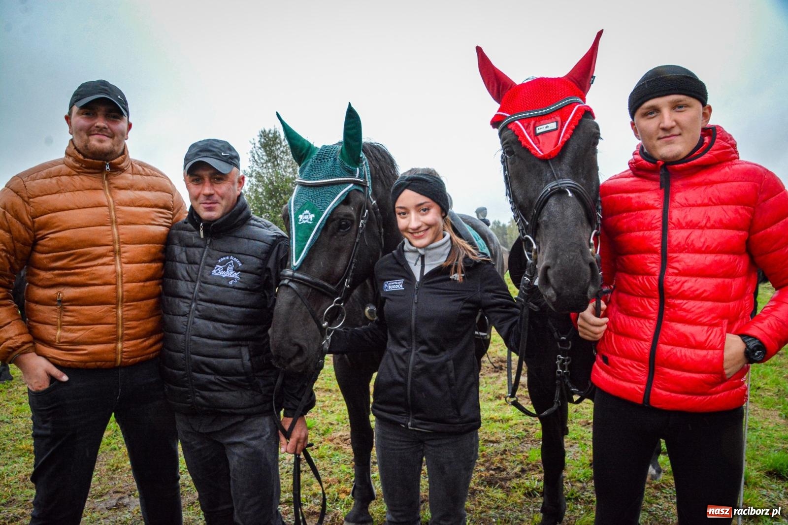 Zdjęcie w galerii na portalu naszraciborz.pl: Piknik Świętego Huberta w Łańcach: tradycja, przygoda i pasja w deszczowej scenerii wiadomości z regionu