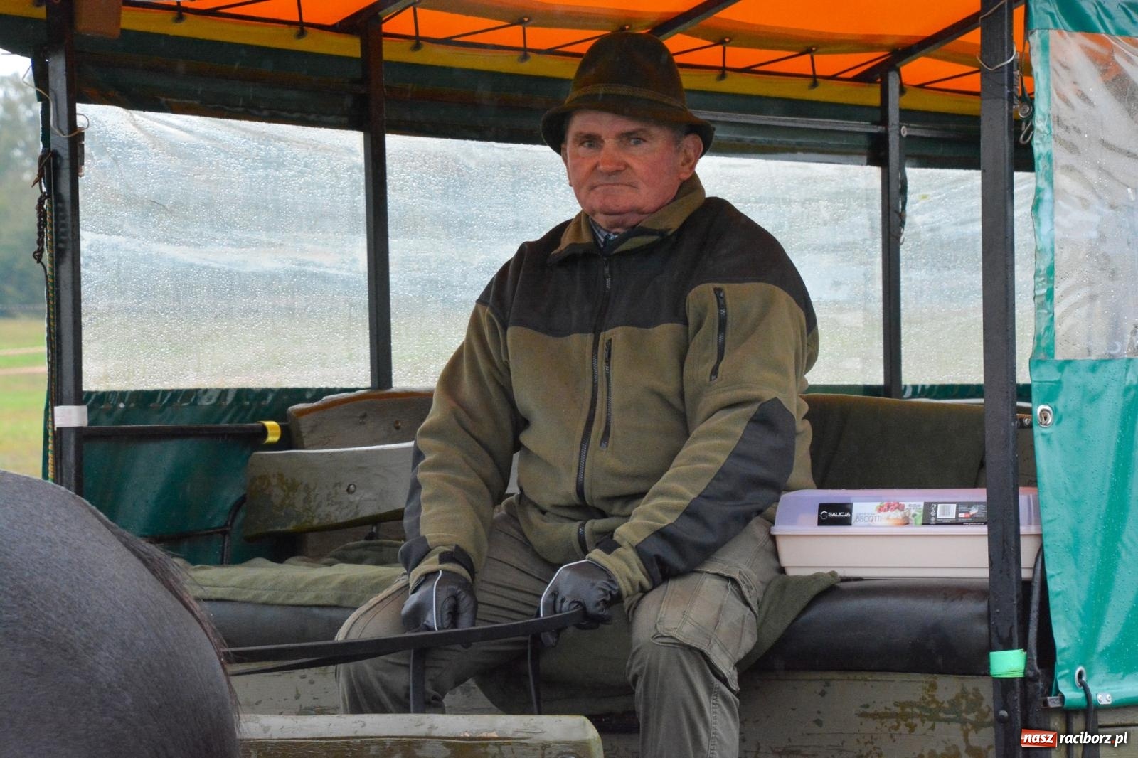 Zdjęcie w galerii na portalu naszraciborz.pl: Piknik Świętego Huberta w Łańcach: tradycja, przygoda i pasja w deszczowej scenerii wiadomości z regionu