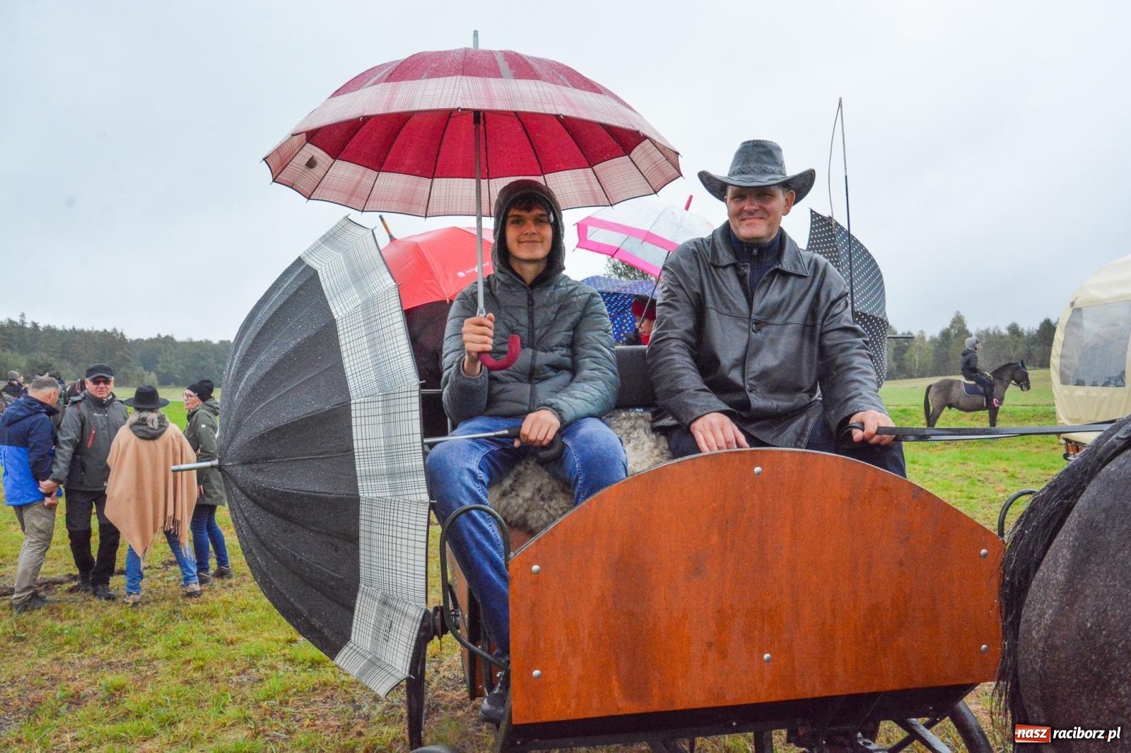 Zdjęcie w galerii na portalu naszraciborz.pl: Piknik Świętego Huberta w Łańcach: tradycja, przygoda i pasja w deszczowej scenerii wiadomości z regionu