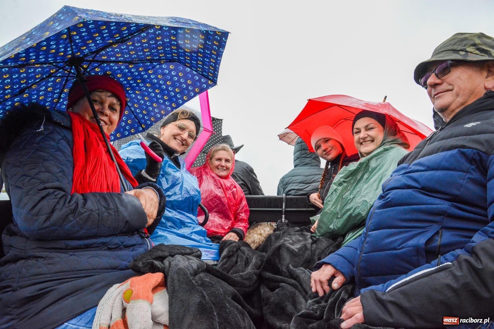 Zdjęcie w galerii na portalu naszraciborz.pl: Piknik Świętego Huberta w Łańcach: tradycja, przygoda i pasja w deszczowej scenerii wiadomości z regionu