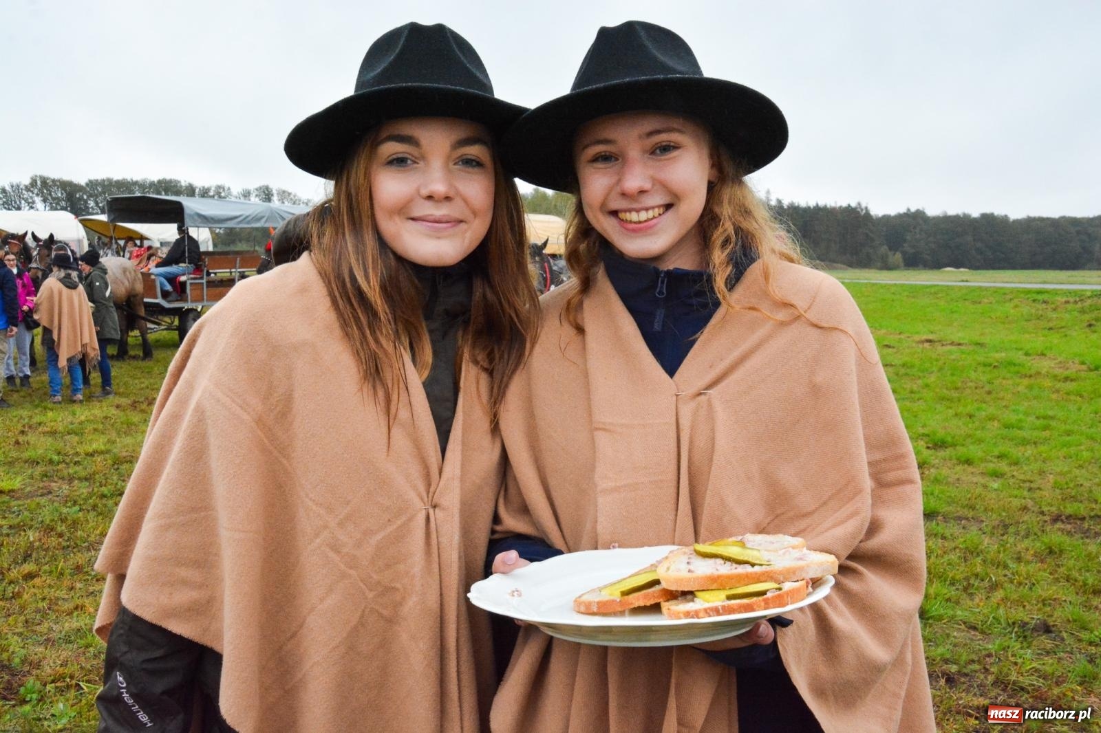 Zdjęcie w galerii na portalu naszraciborz.pl: Piknik Świętego Huberta w Łańcach: tradycja, przygoda i pasja w deszczowej scenerii wiadomości z regionu