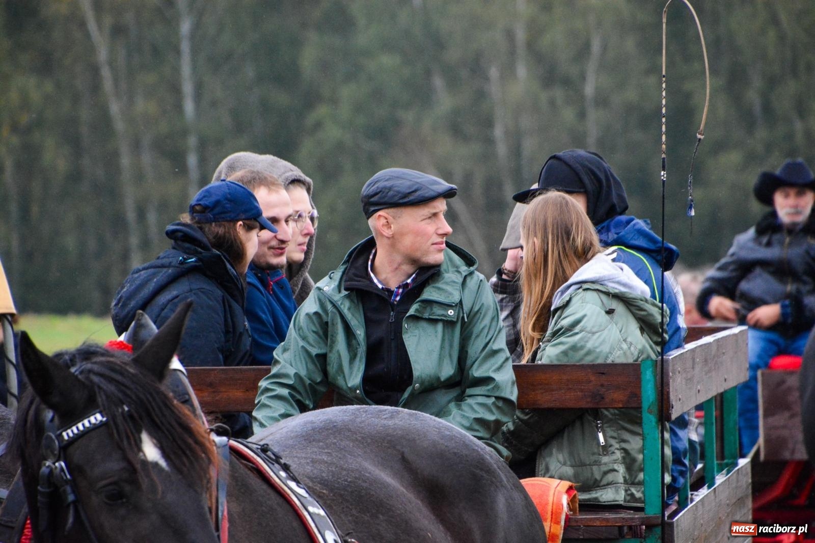 Zdjęcie w galerii na portalu naszraciborz.pl: Piknik Świętego Huberta w Łańcach: tradycja, przygoda i pasja w deszczowej scenerii wiadomości z regionu