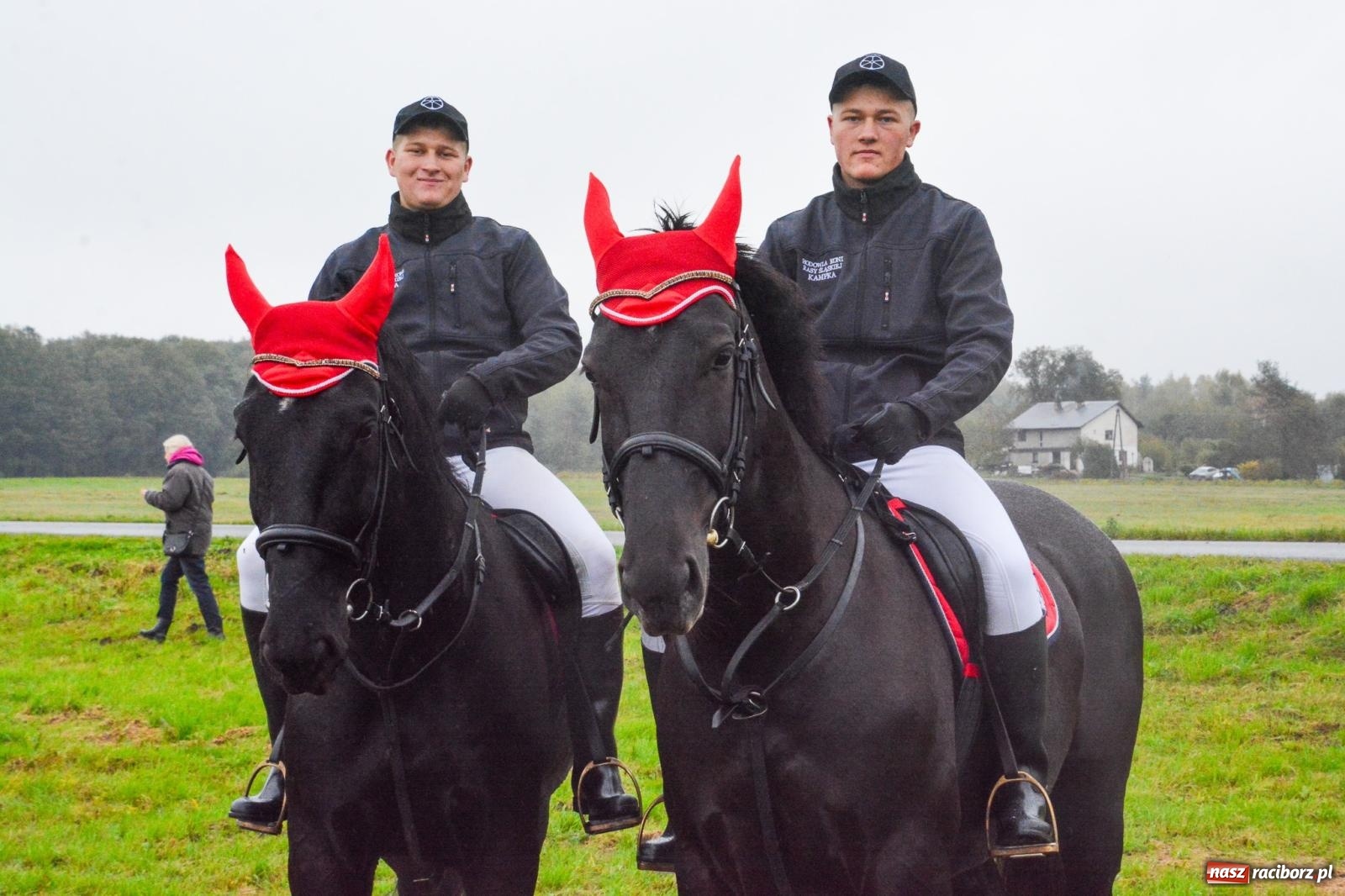 Zdjęcie w galerii na portalu naszraciborz.pl: Piknik Świętego Huberta w Łańcach: tradycja, przygoda i pasja w deszczowej scenerii wiadomości z regionu