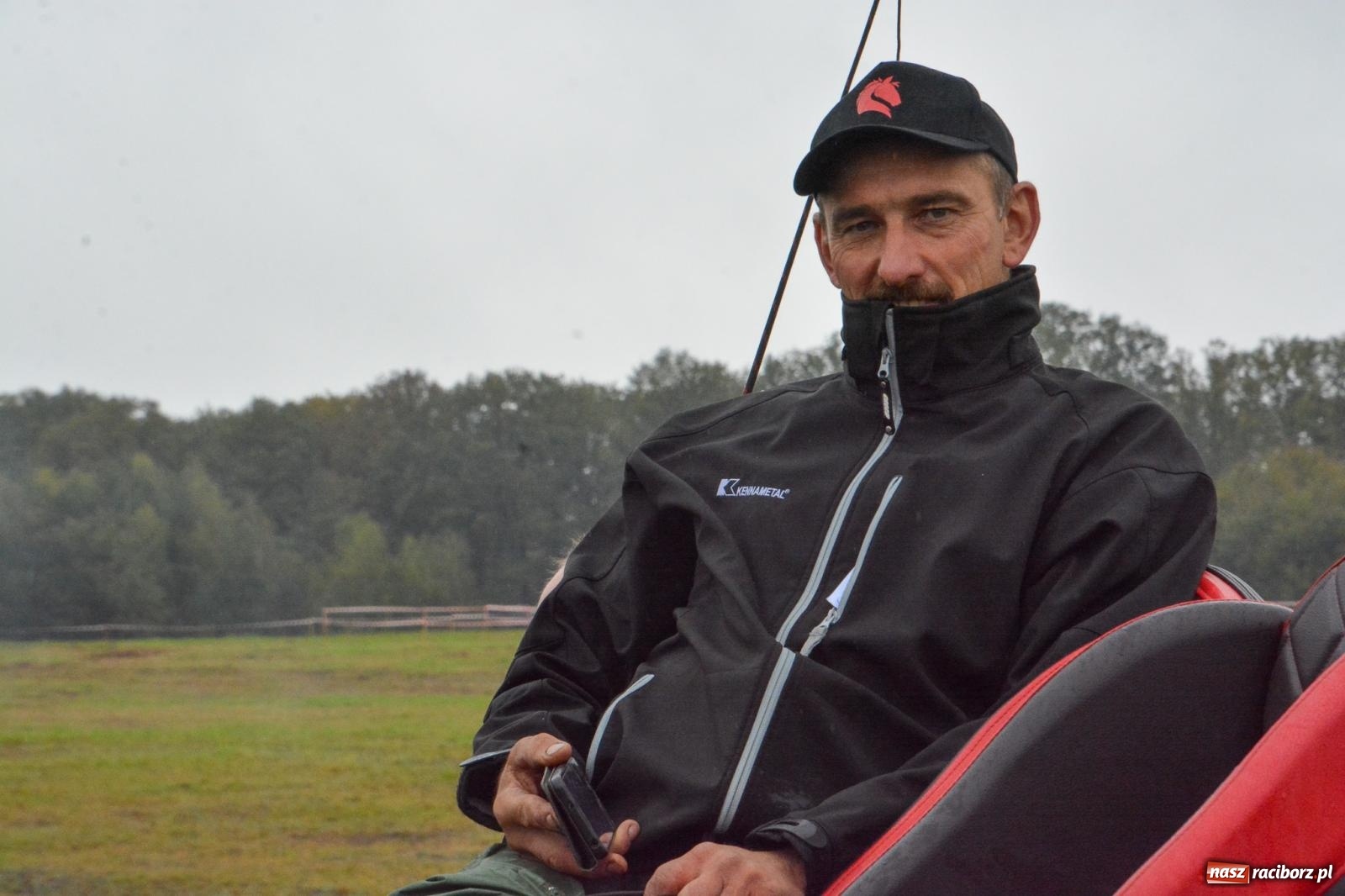 Zdjęcie w galerii na portalu naszraciborz.pl: Piknik Świętego Huberta w Łańcach: tradycja, przygoda i pasja w deszczowej scenerii wiadomości z regionu