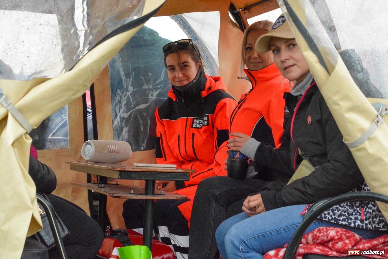 Zdjęcie w galerii na portalu naszraciborz.pl: Piknik Świętego Huberta w Łańcach: tradycja, przygoda i pasja w deszczowej scenerii wiadomości z regionu