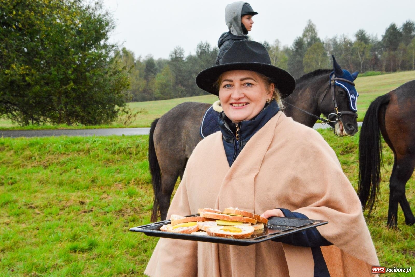 Zdjęcie w galerii na portalu naszraciborz.pl: Piknik Świętego Huberta w Łańcach: tradycja, przygoda i pasja w deszczowej scenerii wiadomości z regionu