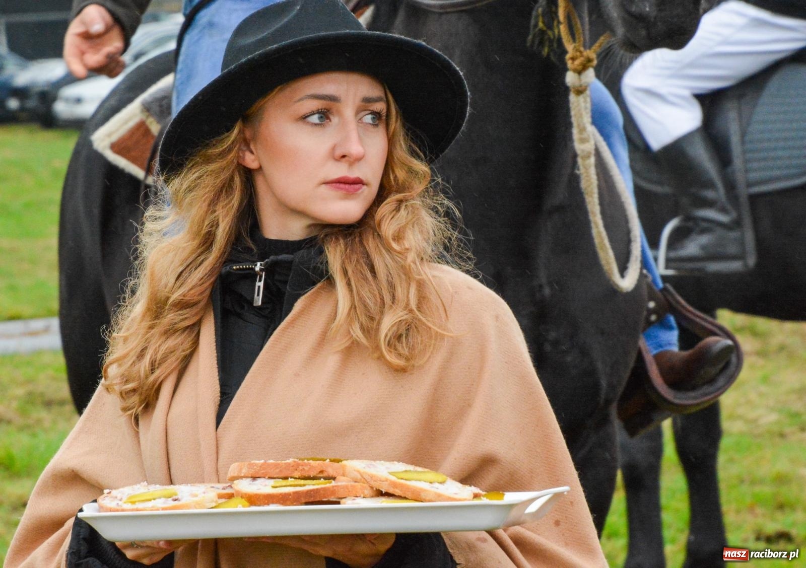 Zdjęcie w galerii na portalu naszraciborz.pl: Piknik Świętego Huberta w Łańcach: tradycja, przygoda i pasja w deszczowej scenerii wiadomości z regionu