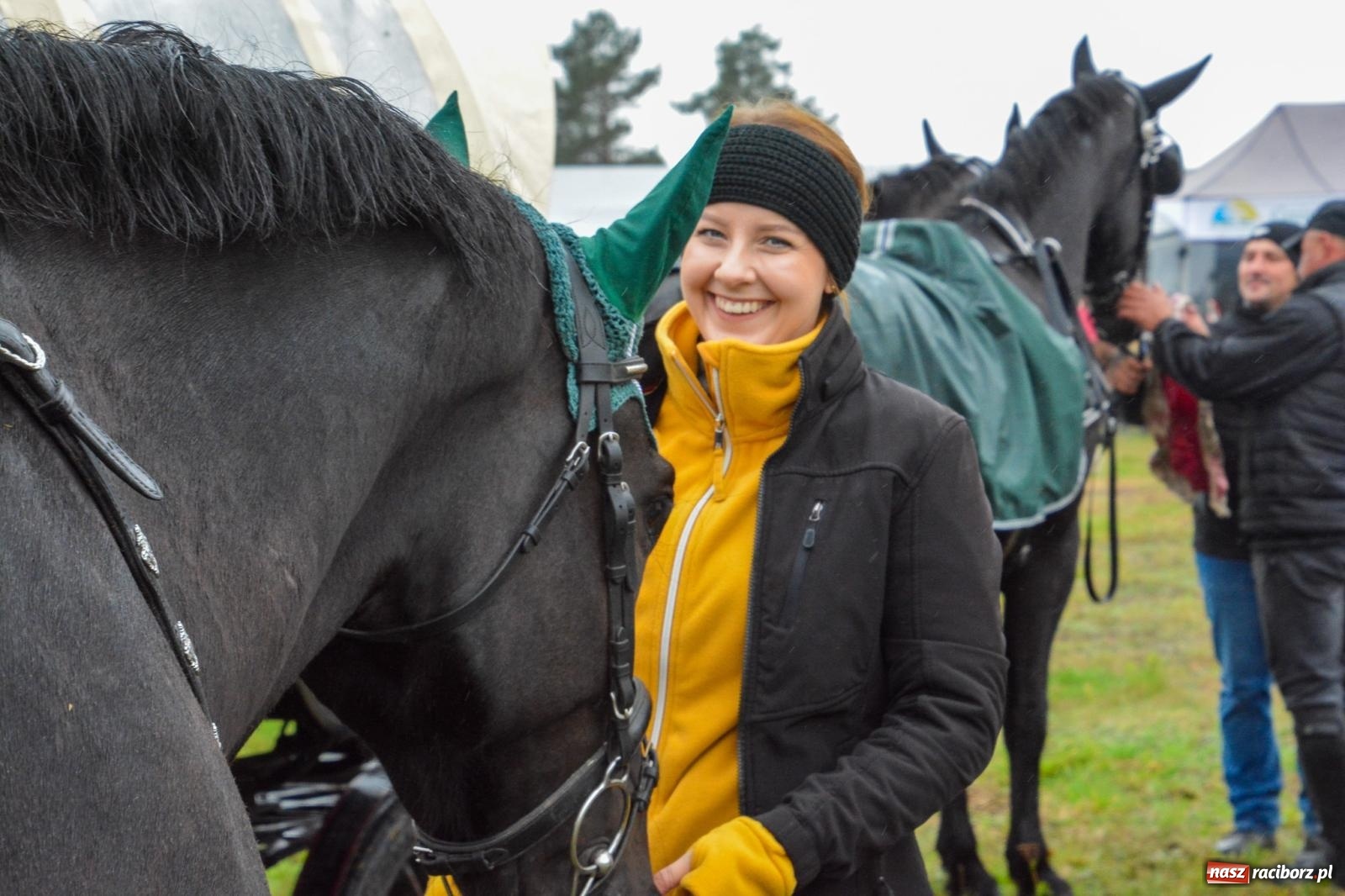 Zdjęcie w galerii na portalu naszraciborz.pl: Piknik Świętego Huberta w Łańcach: tradycja, przygoda i pasja w deszczowej scenerii wiadomości z regionu