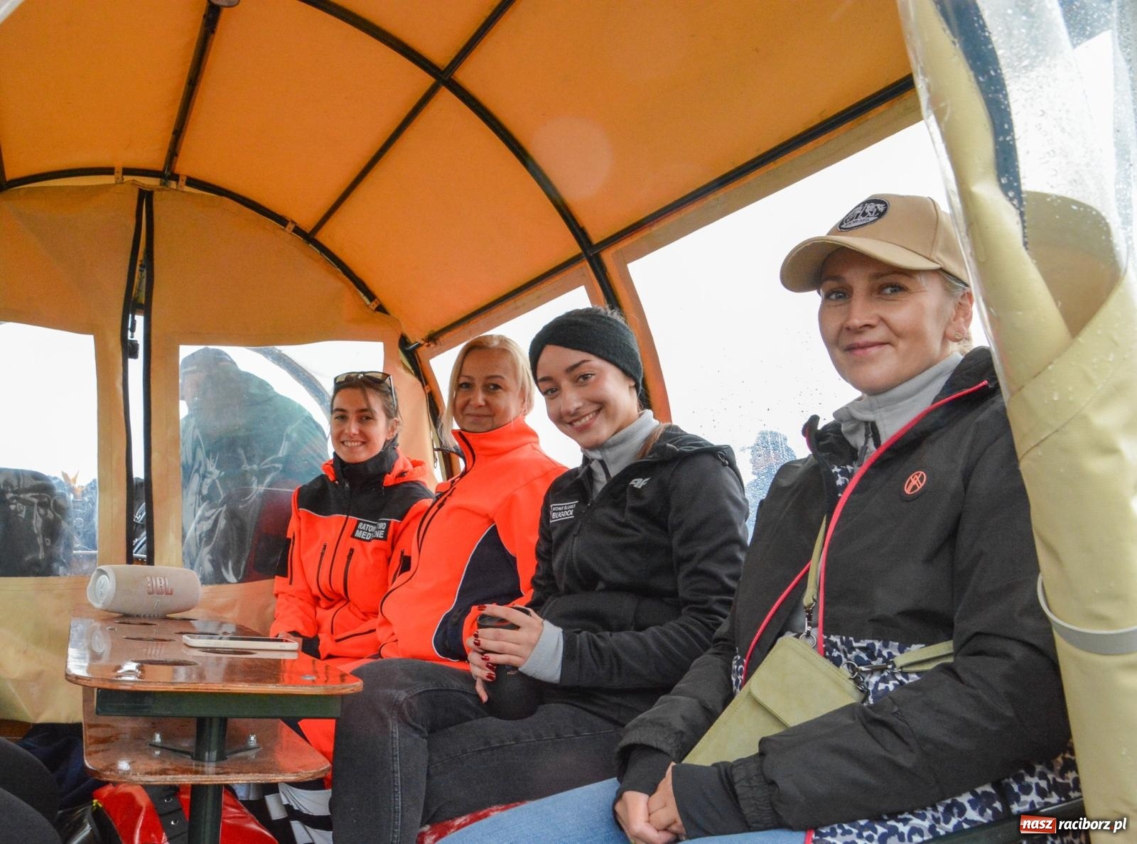 Zdjęcie w galerii na portalu naszraciborz.pl: Piknik Świętego Huberta w Łańcach: tradycja, przygoda i pasja w deszczowej scenerii wiadomości z regionu