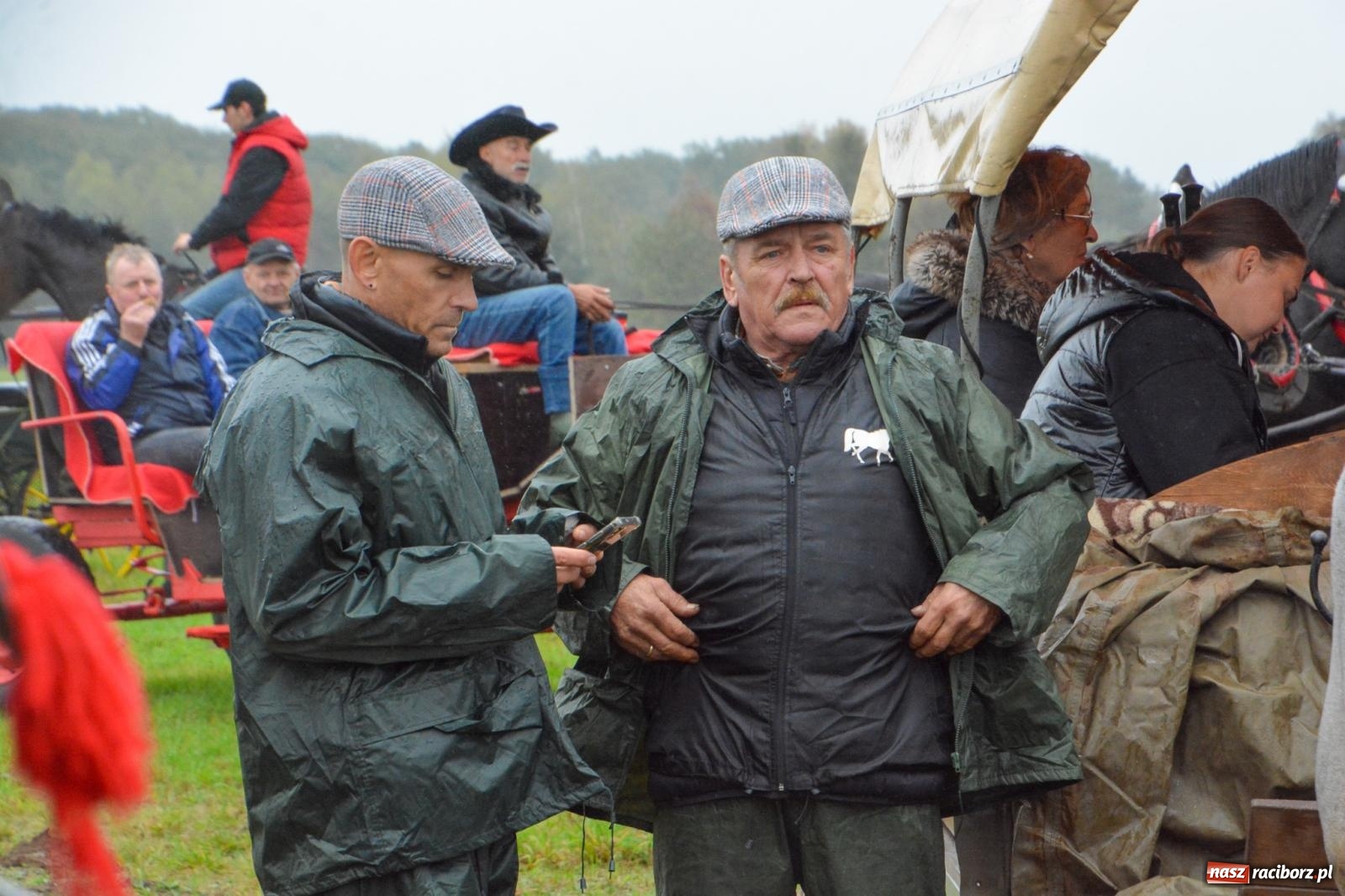 Zdjęcie w galerii na portalu naszraciborz.pl: Piknik Świętego Huberta w Łańcach: tradycja, przygoda i pasja w deszczowej scenerii wiadomości z regionu