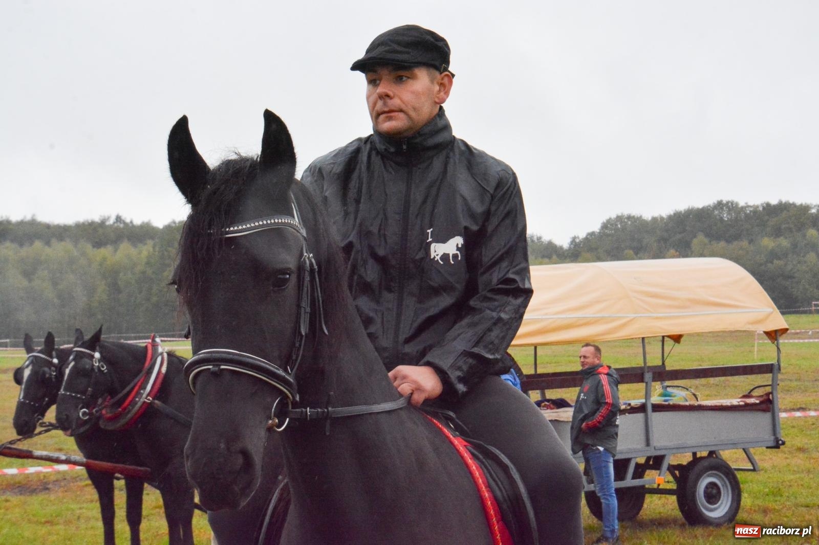 Zdjęcie w galerii na portalu naszraciborz.pl: Piknik Świętego Huberta w Łańcach: tradycja, przygoda i pasja w deszczowej scenerii wiadomości z regionu