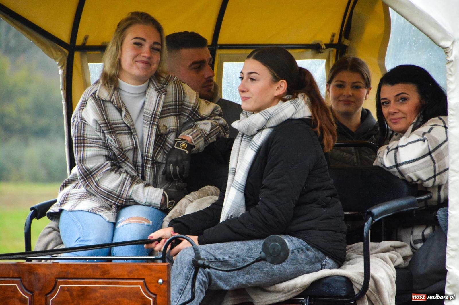 Zdjęcie w galerii na portalu naszraciborz.pl: Piknik Świętego Huberta w Łańcach: tradycja, przygoda i pasja w deszczowej scenerii wiadomości z regionu