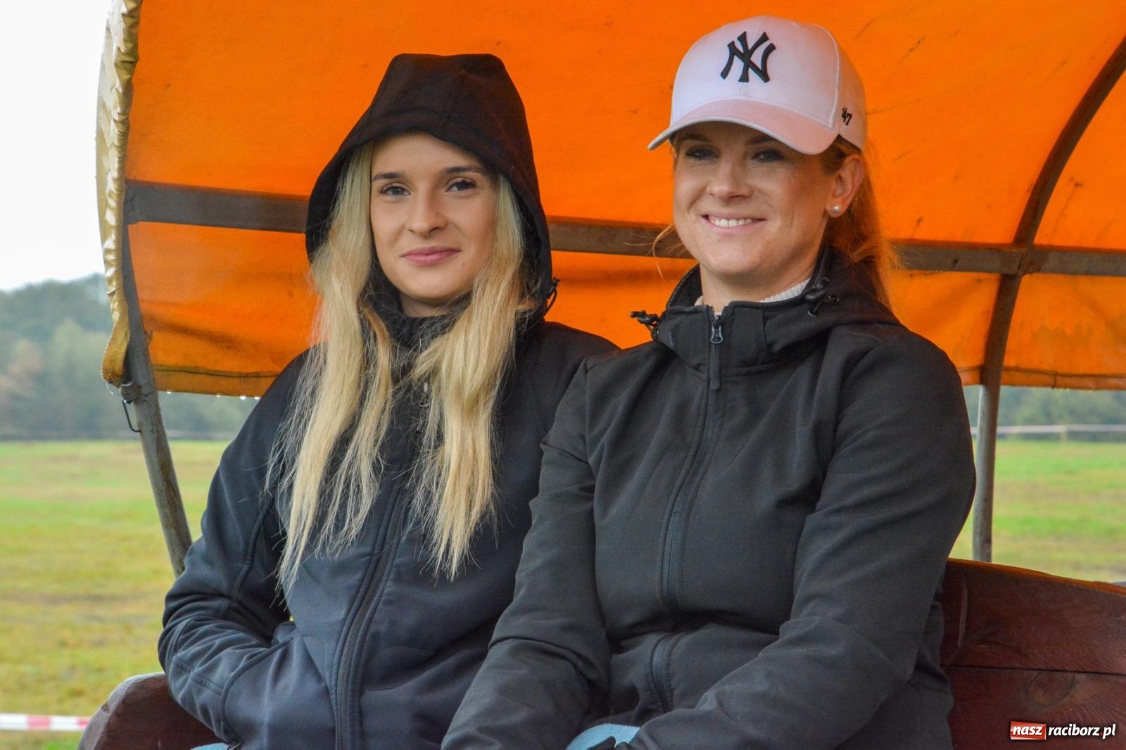 Zdjęcie w galerii na portalu naszraciborz.pl: Piknik Świętego Huberta w Łańcach: tradycja, przygoda i pasja w deszczowej scenerii wiadomości z regionu