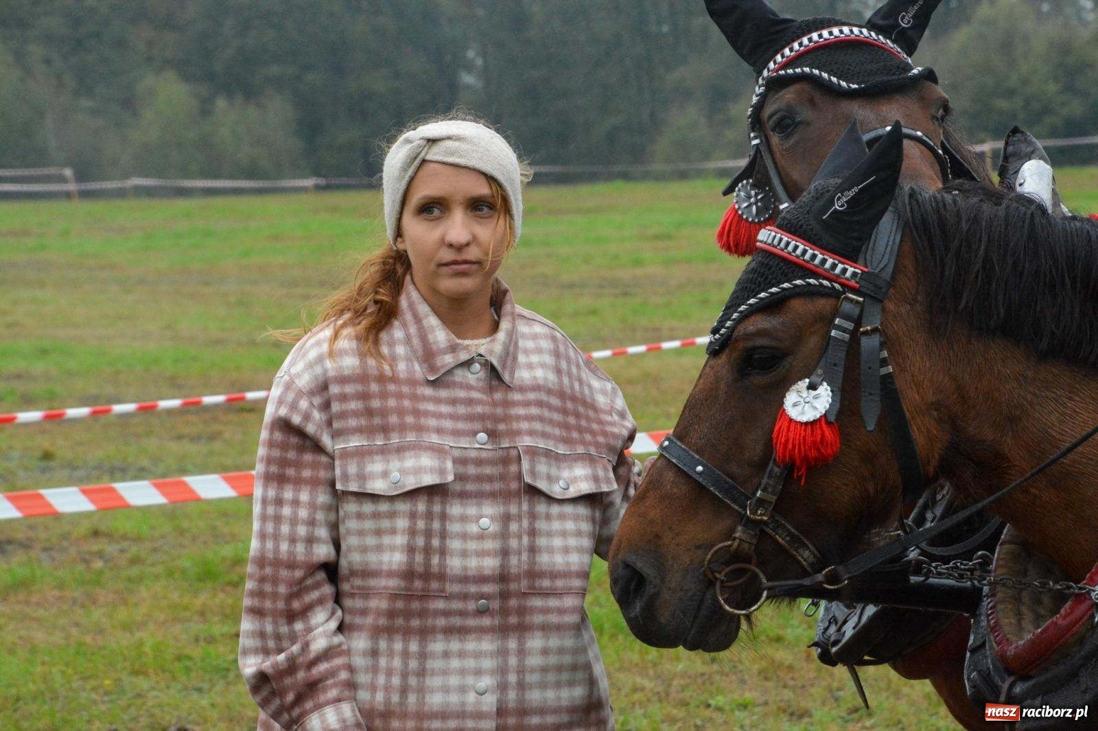 Zdjęcie w galerii na portalu naszraciborz.pl: Piknik Świętego Huberta w Łańcach: tradycja, przygoda i pasja w deszczowej scenerii wiadomości z regionu