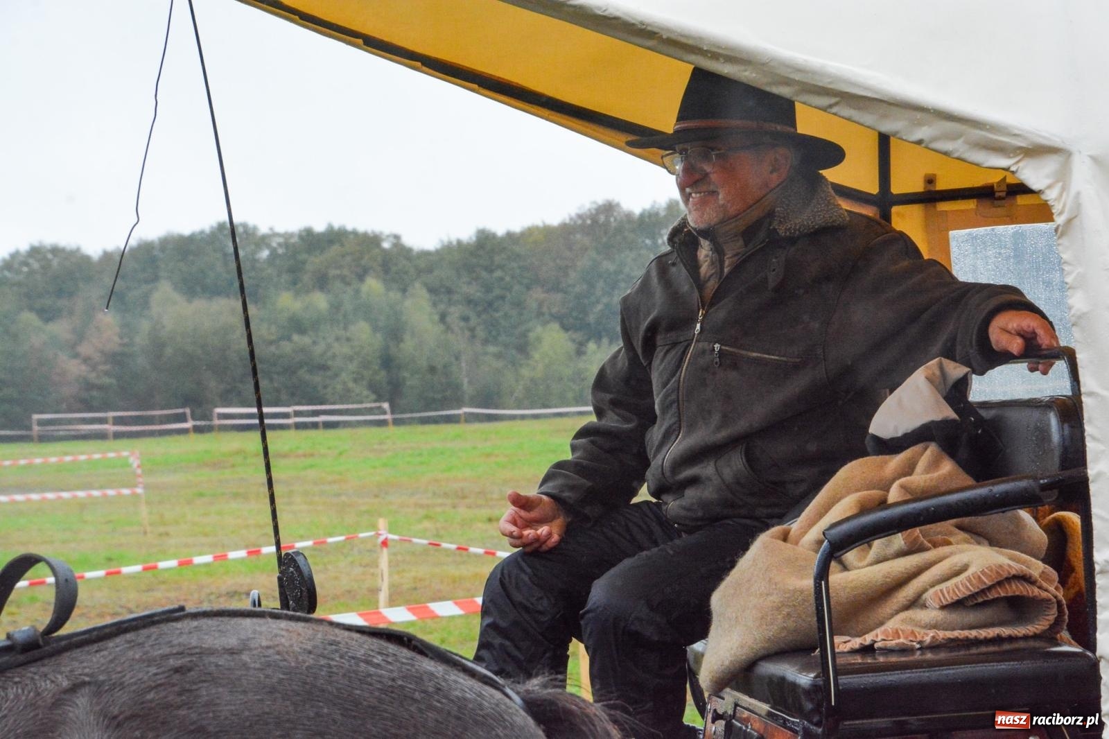 Zdjęcie w galerii na portalu naszraciborz.pl: Piknik Świętego Huberta w Łańcach: tradycja, przygoda i pasja w deszczowej scenerii wiadomości z regionu