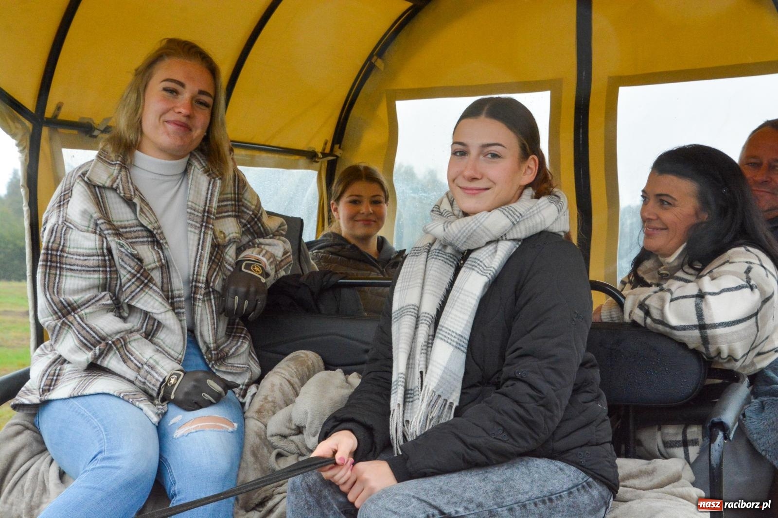 Zdjęcie w galerii na portalu naszraciborz.pl: Piknik Świętego Huberta w Łańcach: tradycja, przygoda i pasja w deszczowej scenerii wiadomości z regionu