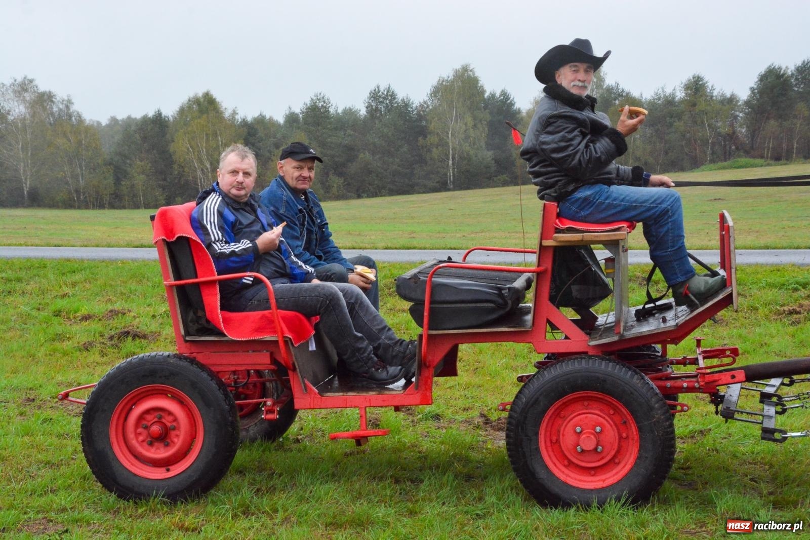Zdjęcie w galerii na portalu naszraciborz.pl: Piknik Świętego Huberta w Łańcach: tradycja, przygoda i pasja w deszczowej scenerii wiadomości z regionu