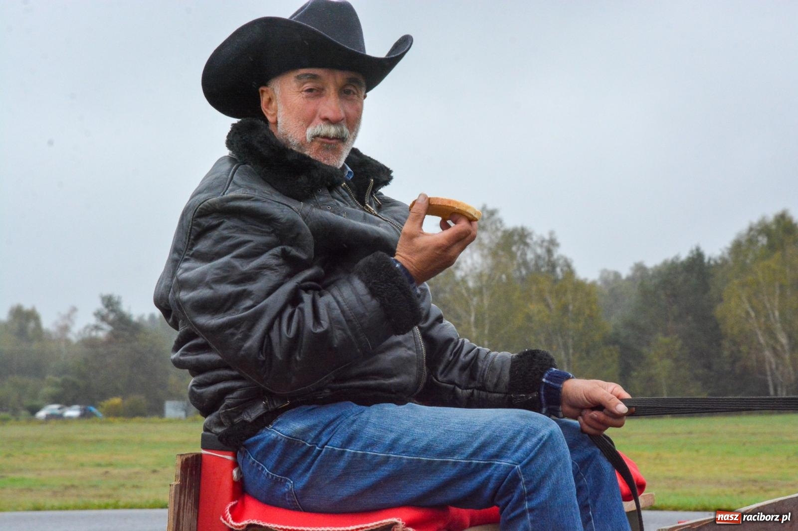 Zdjęcie w galerii na portalu naszraciborz.pl: Piknik Świętego Huberta w Łańcach: tradycja, przygoda i pasja w deszczowej scenerii wiadomości z regionu