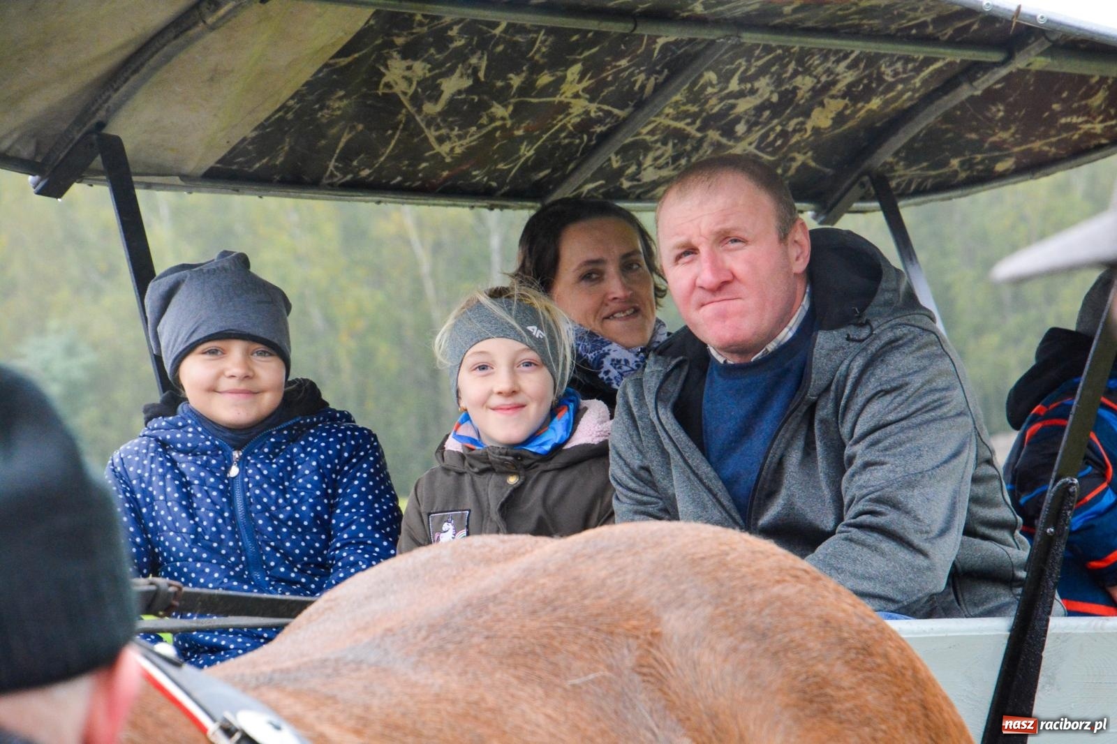 Zdjęcie w galerii na portalu naszraciborz.pl: Piknik Świętego Huberta w Łańcach: tradycja, przygoda i pasja w deszczowej scenerii wiadomości z regionu