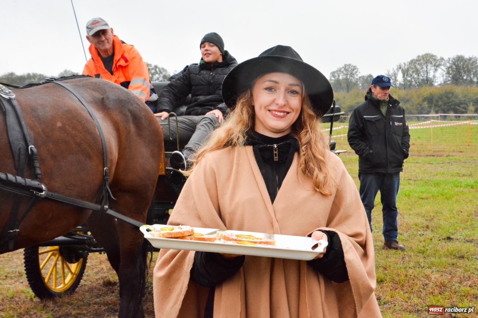 Zdjęcie w galerii na portalu naszraciborz.pl: Piknik Świętego Huberta w Łańcach: tradycja, przygoda i pasja w deszczowej scenerii wiadomości z regionu