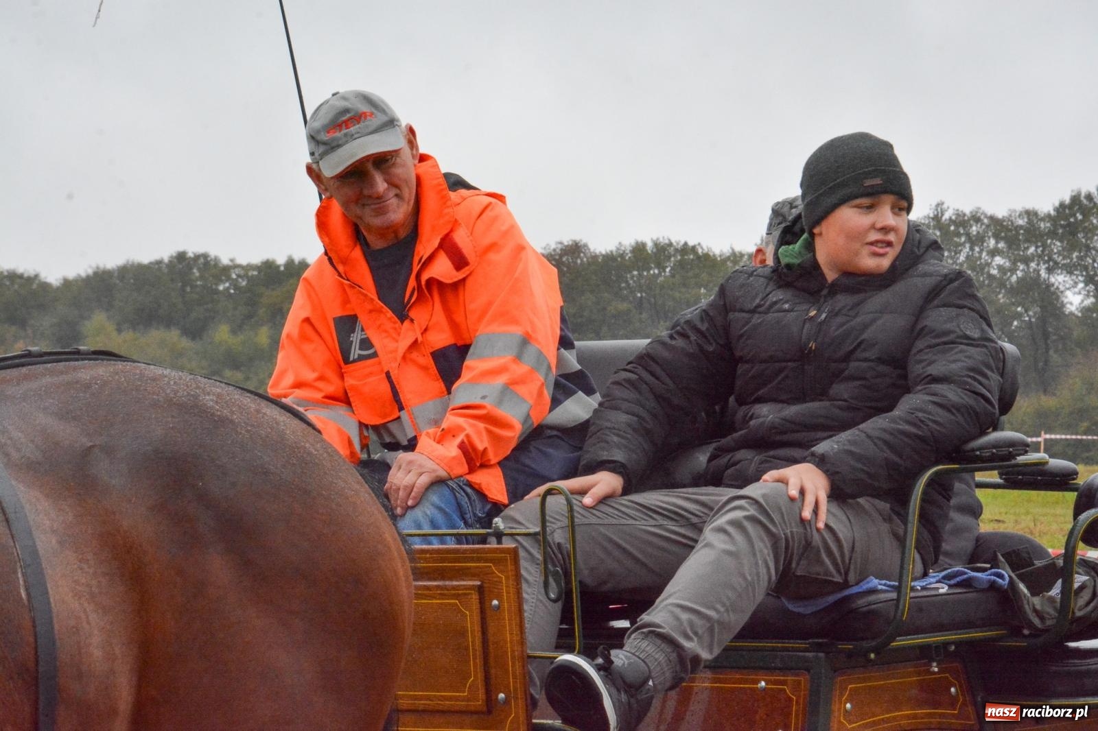 Zdjęcie w galerii na portalu naszraciborz.pl: Piknik Świętego Huberta w Łańcach: tradycja, przygoda i pasja w deszczowej scenerii wiadomości z regionu