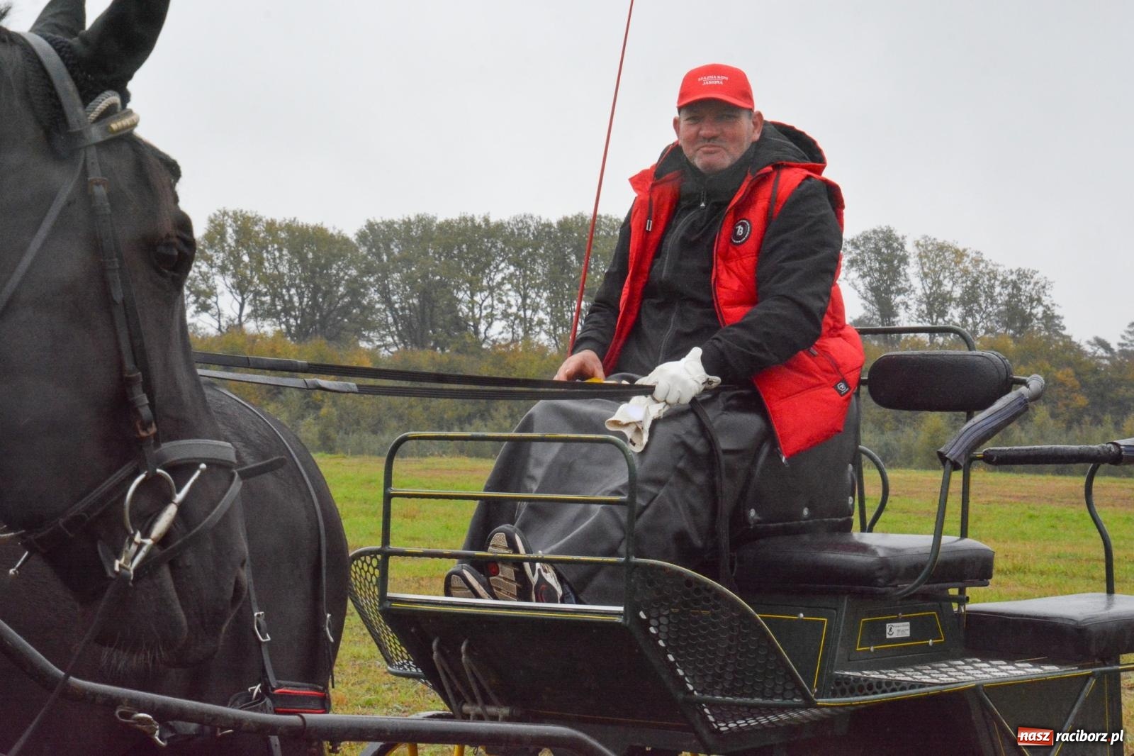 Zdjęcie w galerii na portalu naszraciborz.pl: Piknik Świętego Huberta w Łańcach: tradycja, przygoda i pasja w deszczowej scenerii wiadomości z regionu